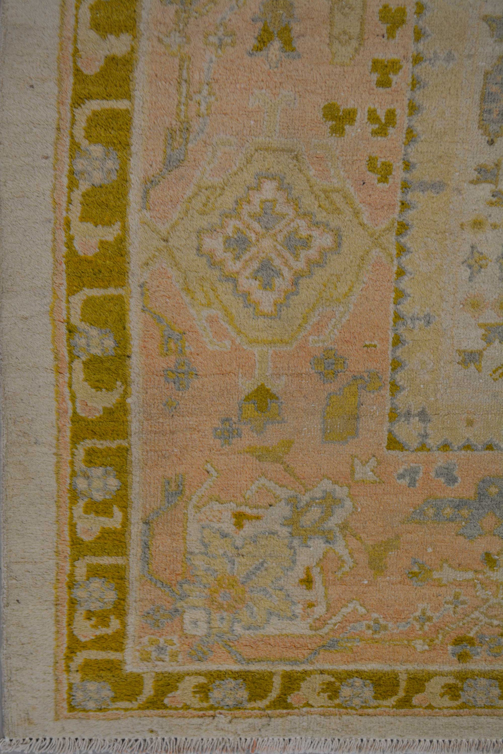 On the bottom left corner, you can appreciate that the outside border is the same color as the inside center's background.
