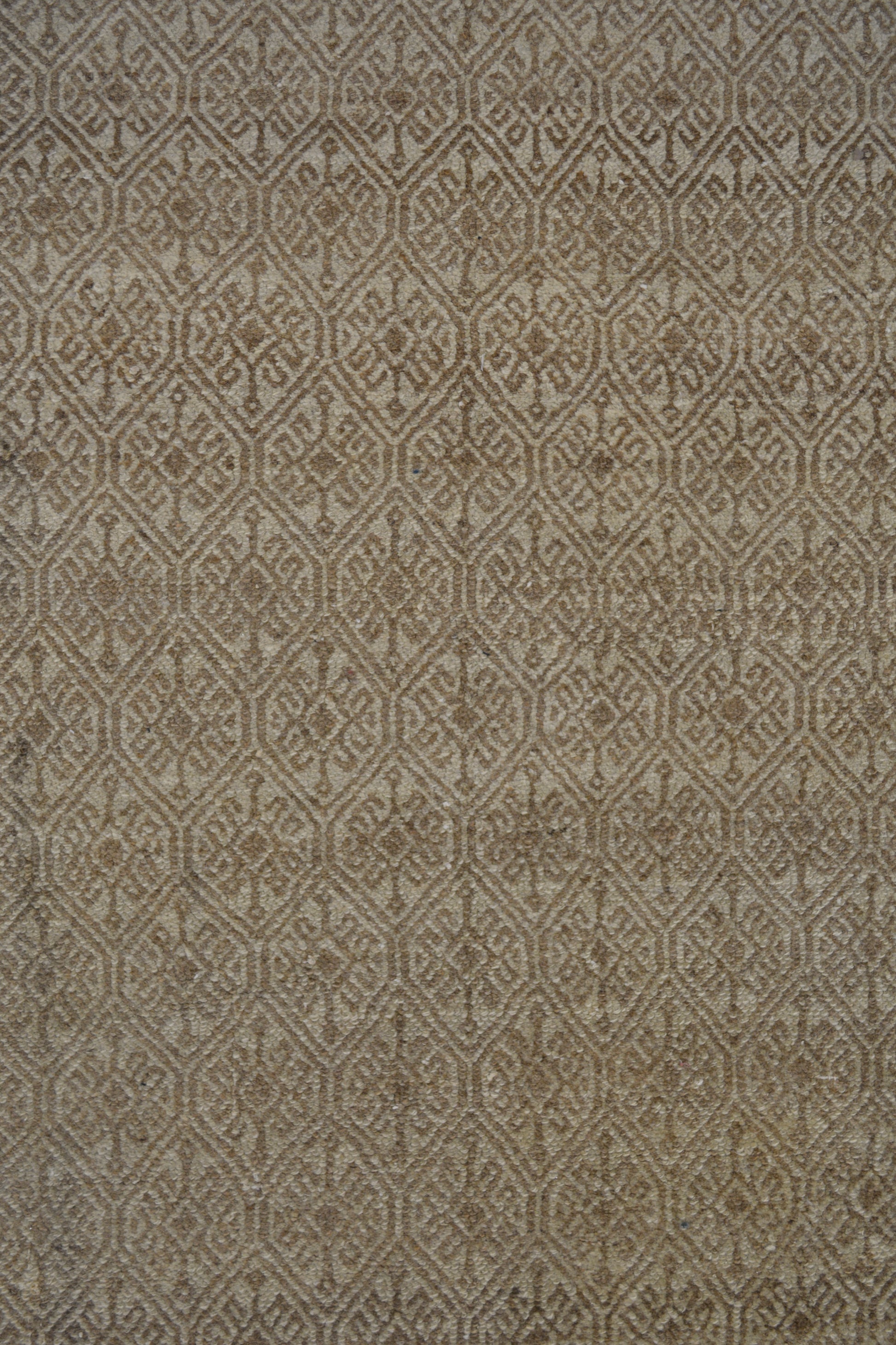 The close up for the center of the rug shows a discrete brown pattern all spread out.
