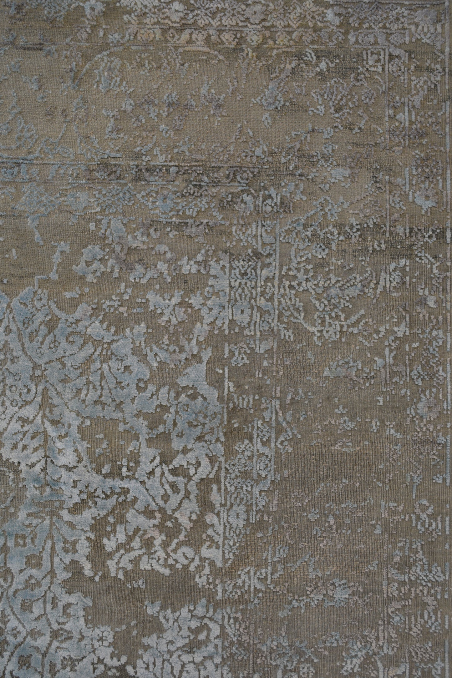 on the top right corner, the pattern shows climbing branches.