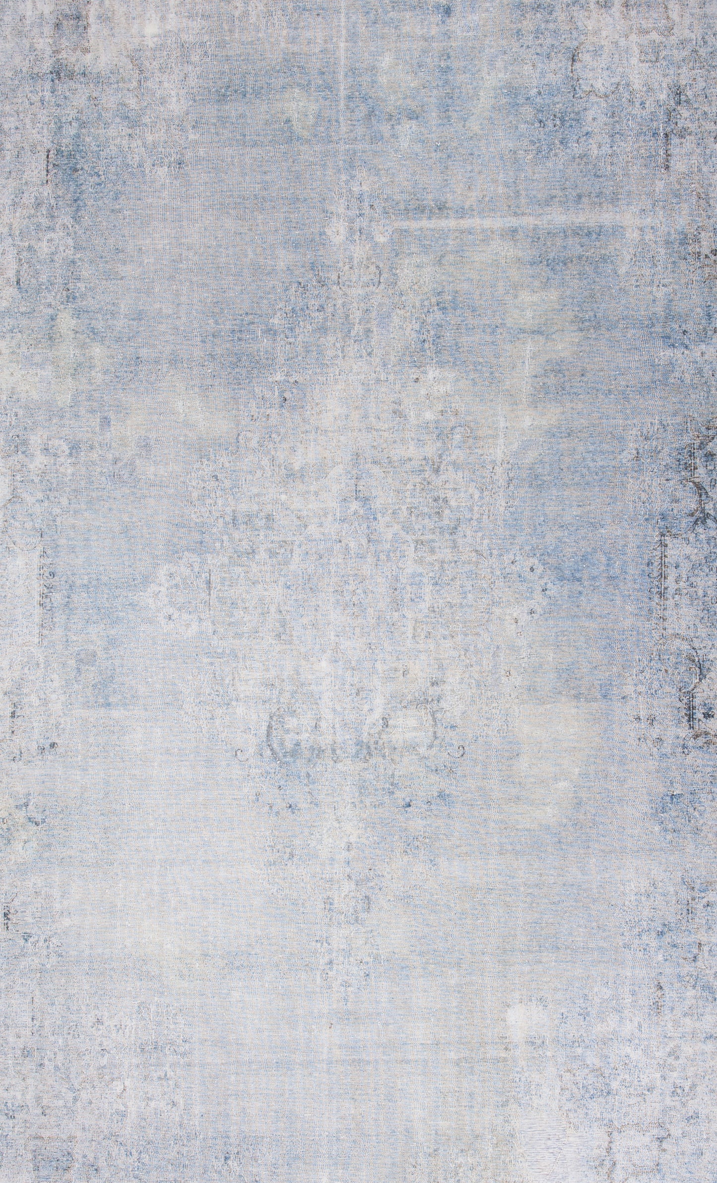 the center holds a diffused ornament pattern.