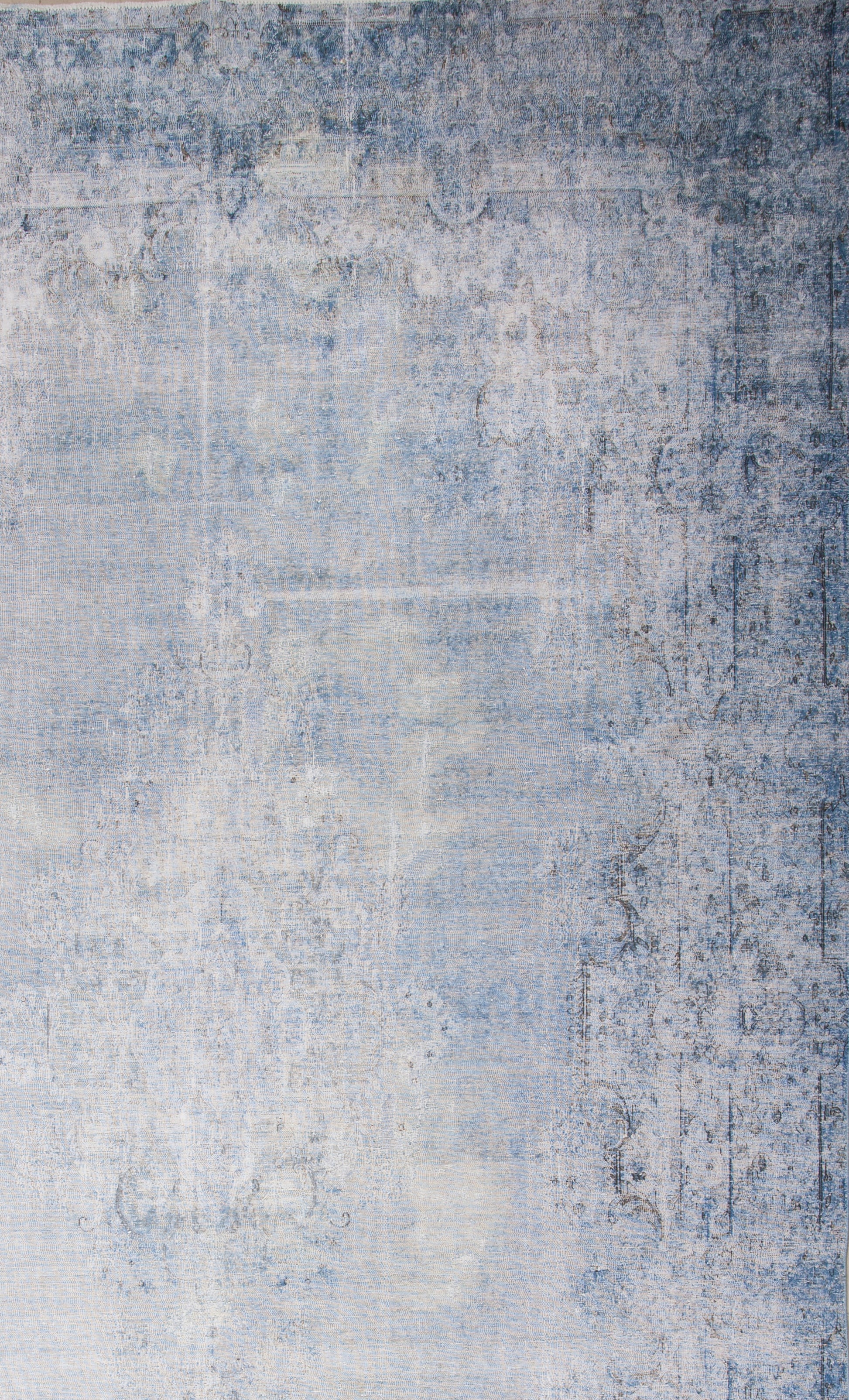 on the top right corner the border of this rug comes in navy blue.