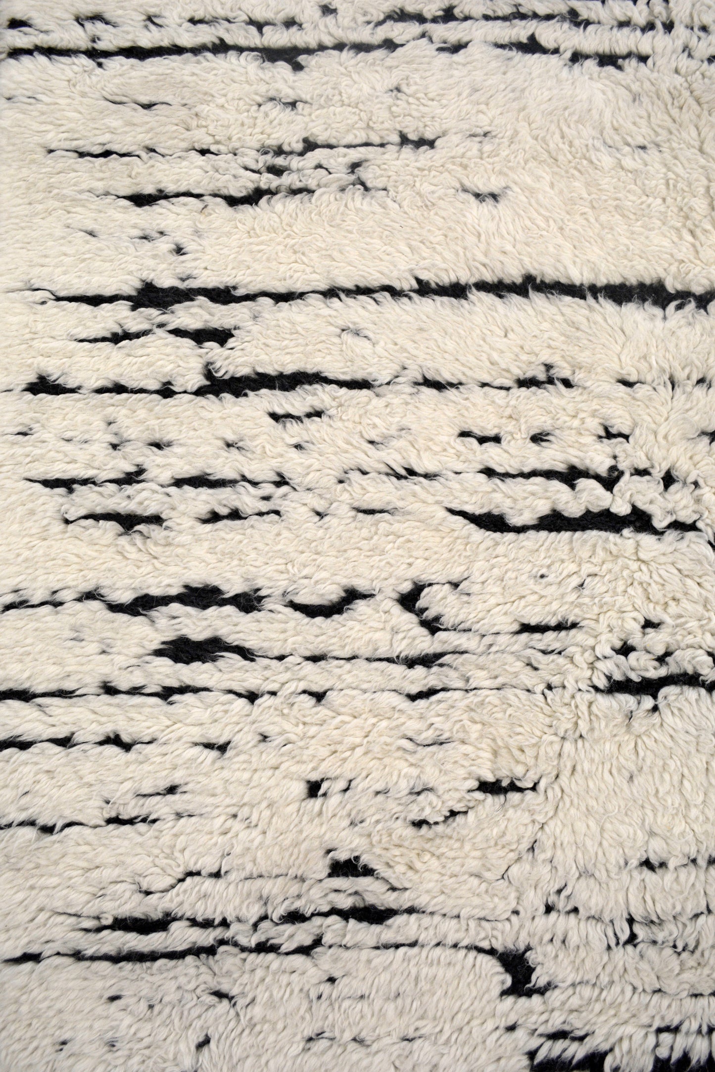 The center's close-up displays the confortable texture of this carpet.