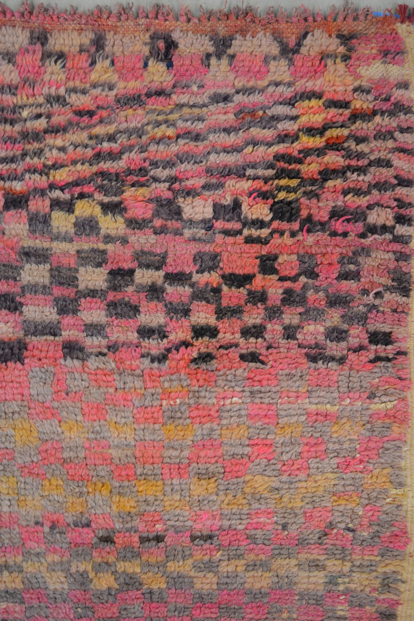 the top of the rug has fringes.