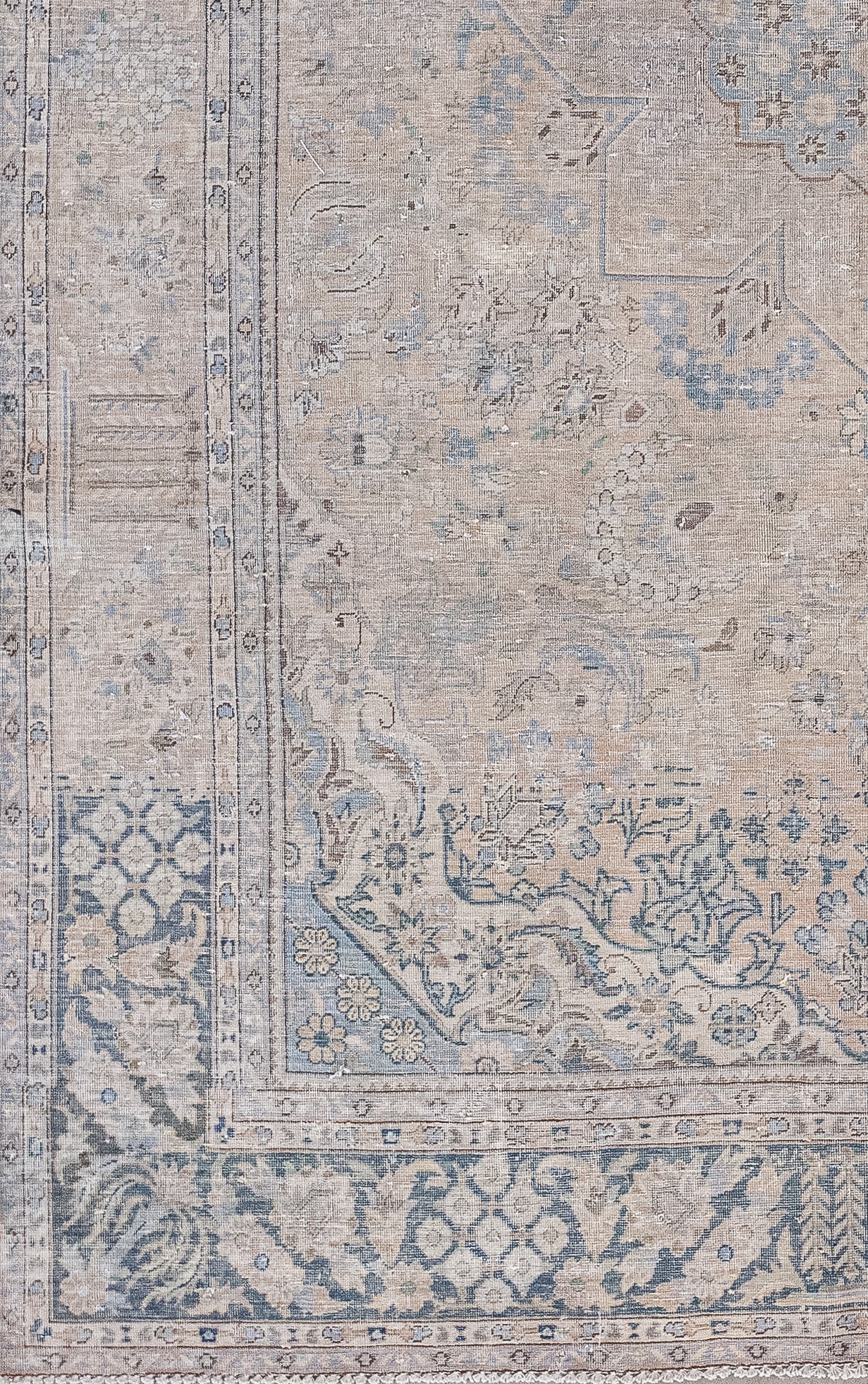 From any corner towards the entire perimeter, there are four thin borders that support a thick frame in the middle.