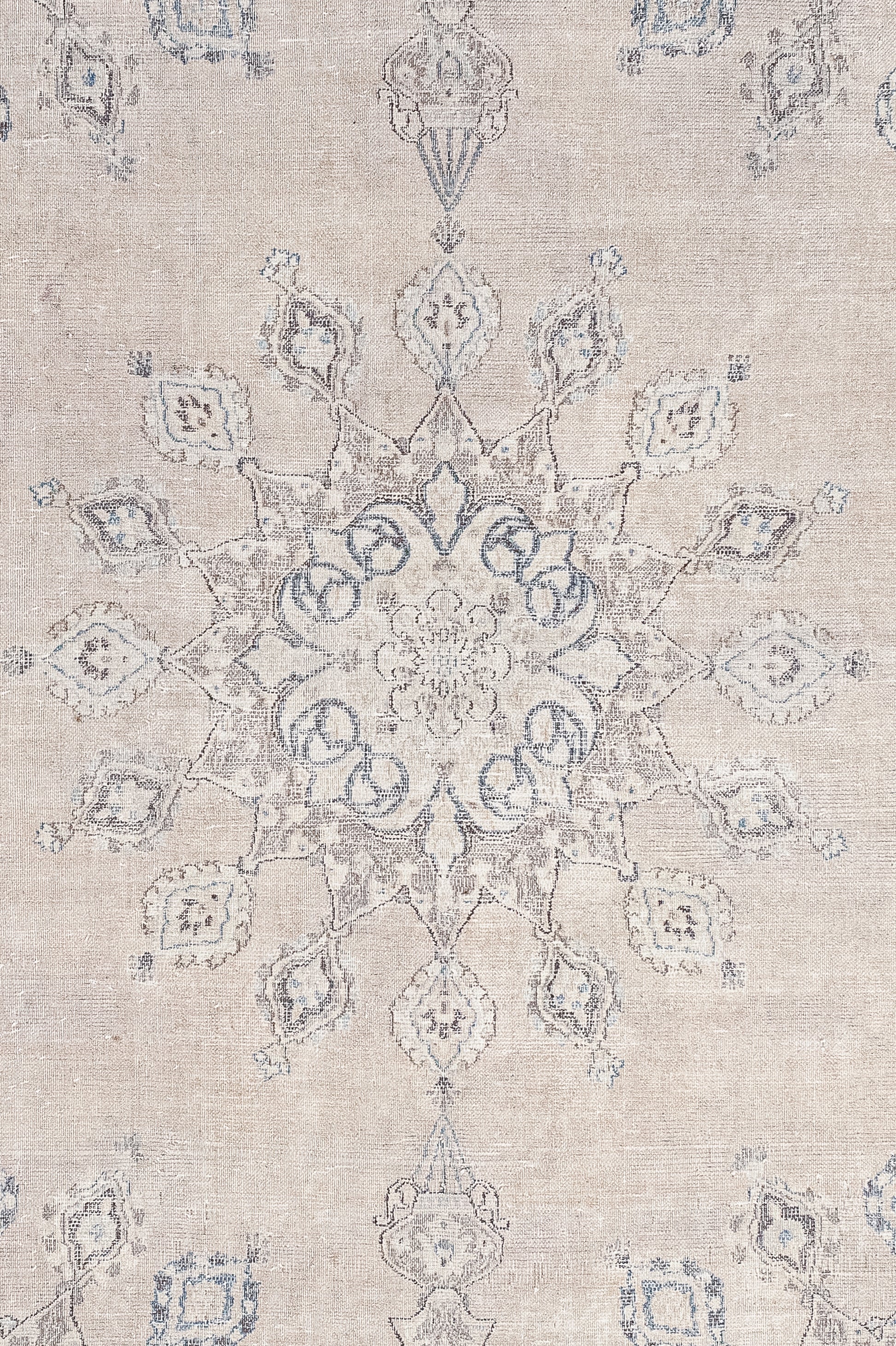 The center features a beautiful large mandala that has diamond pedals shapes for the circumference.