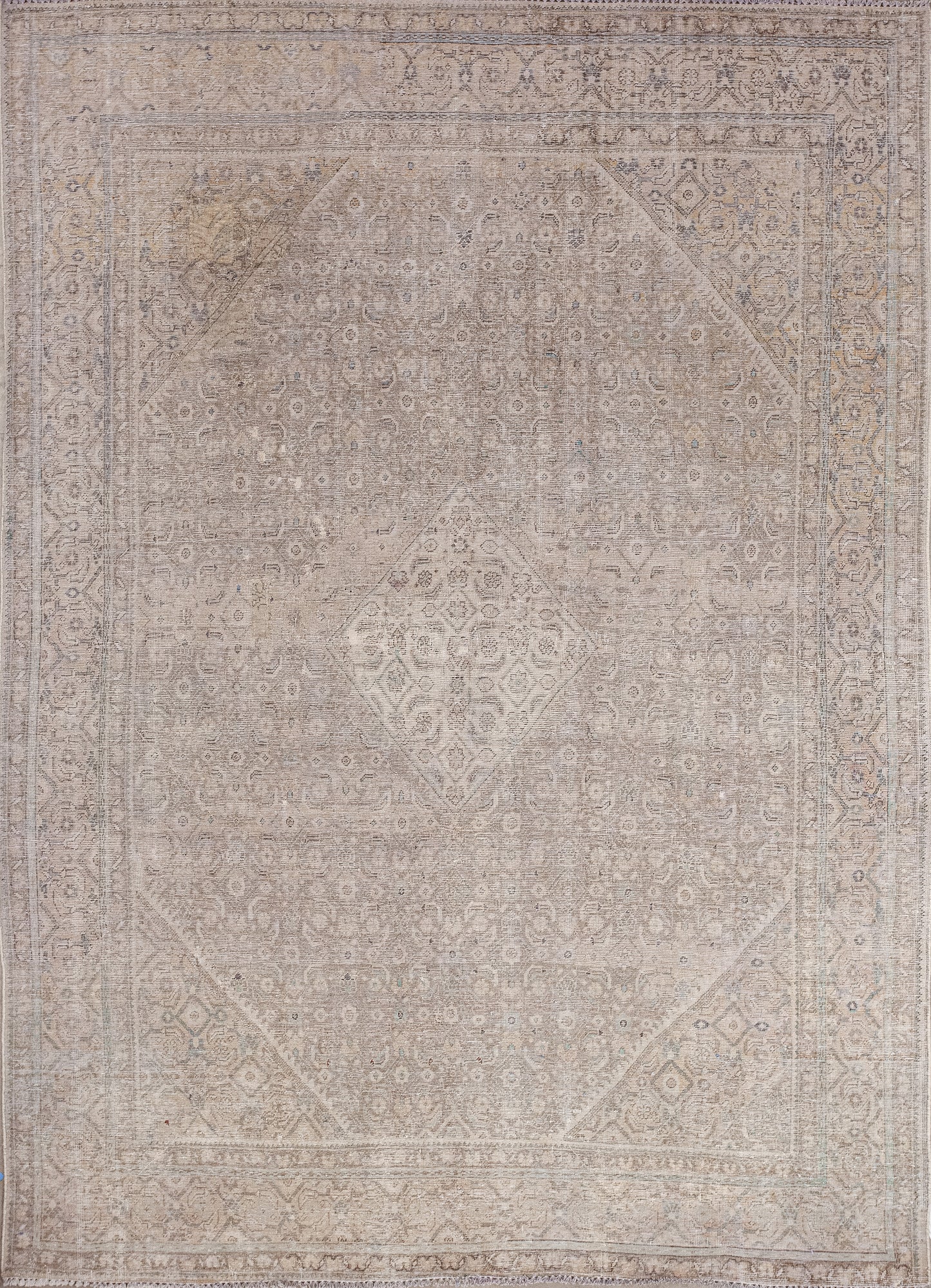 Discreet and neutral are some of the characteristics of this hand-woven rug. Light grays and browns are great choices when you want colors that go well with your living room ambiance.