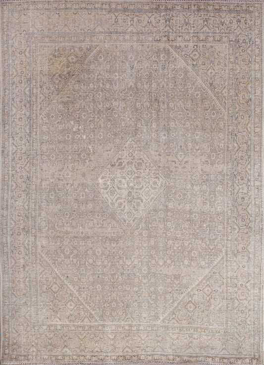 Discreet and neutral are some of the characteristics of this hand-woven rug. Light grays and browns are great choices when you want colors that go well with your living room ambiance. 