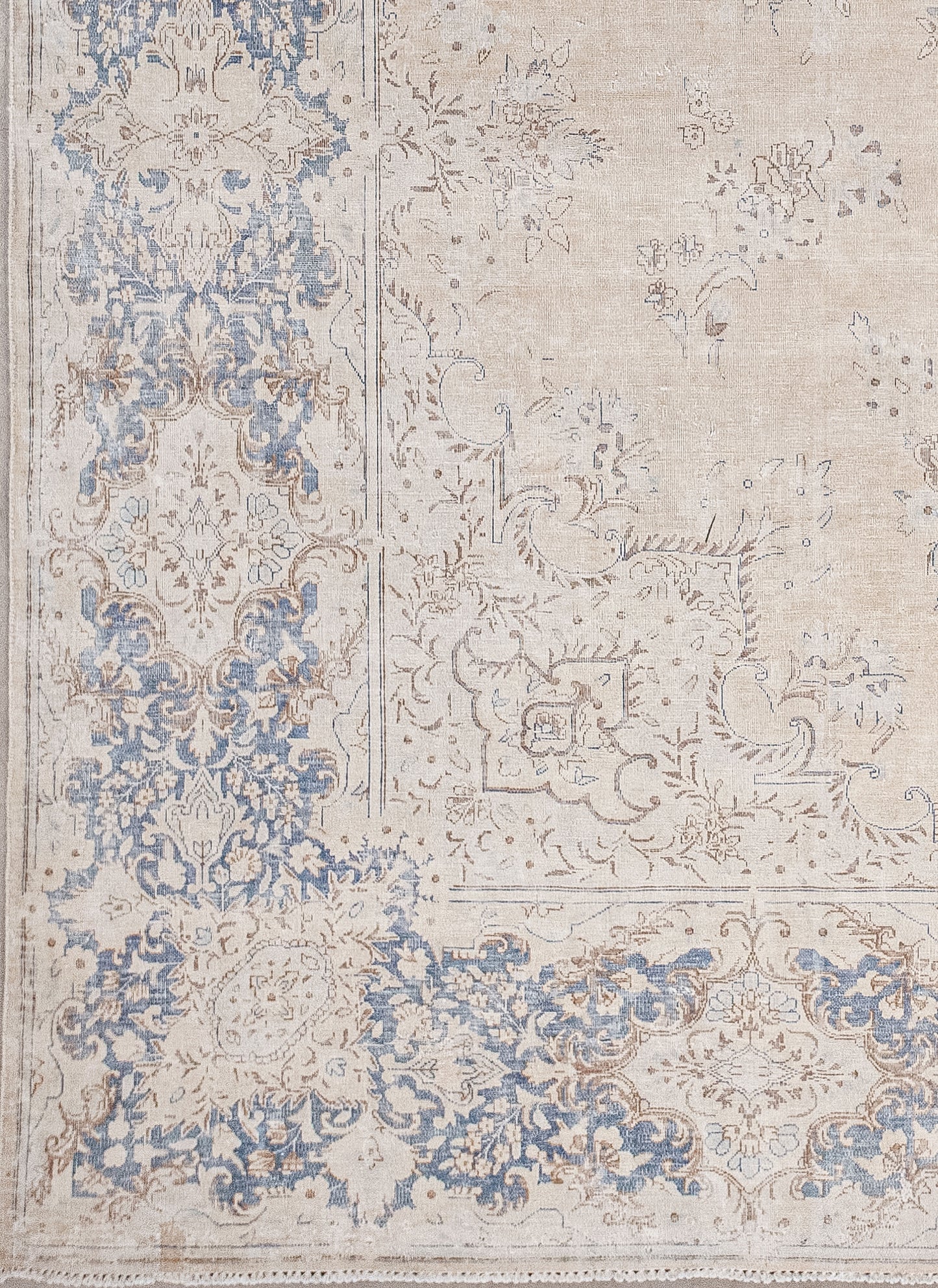 The whole perimeter shows rhombus-shaped ornaments and embellishments filled with floral, and petals motifs.
