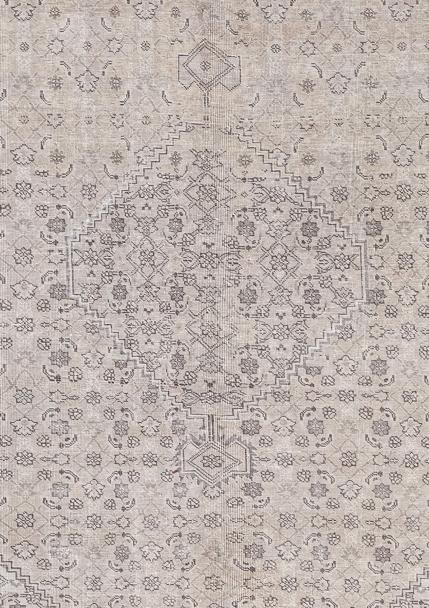 The center of the rug features diamond-shaped pyramids filled with rhombuses and tiny flowers.