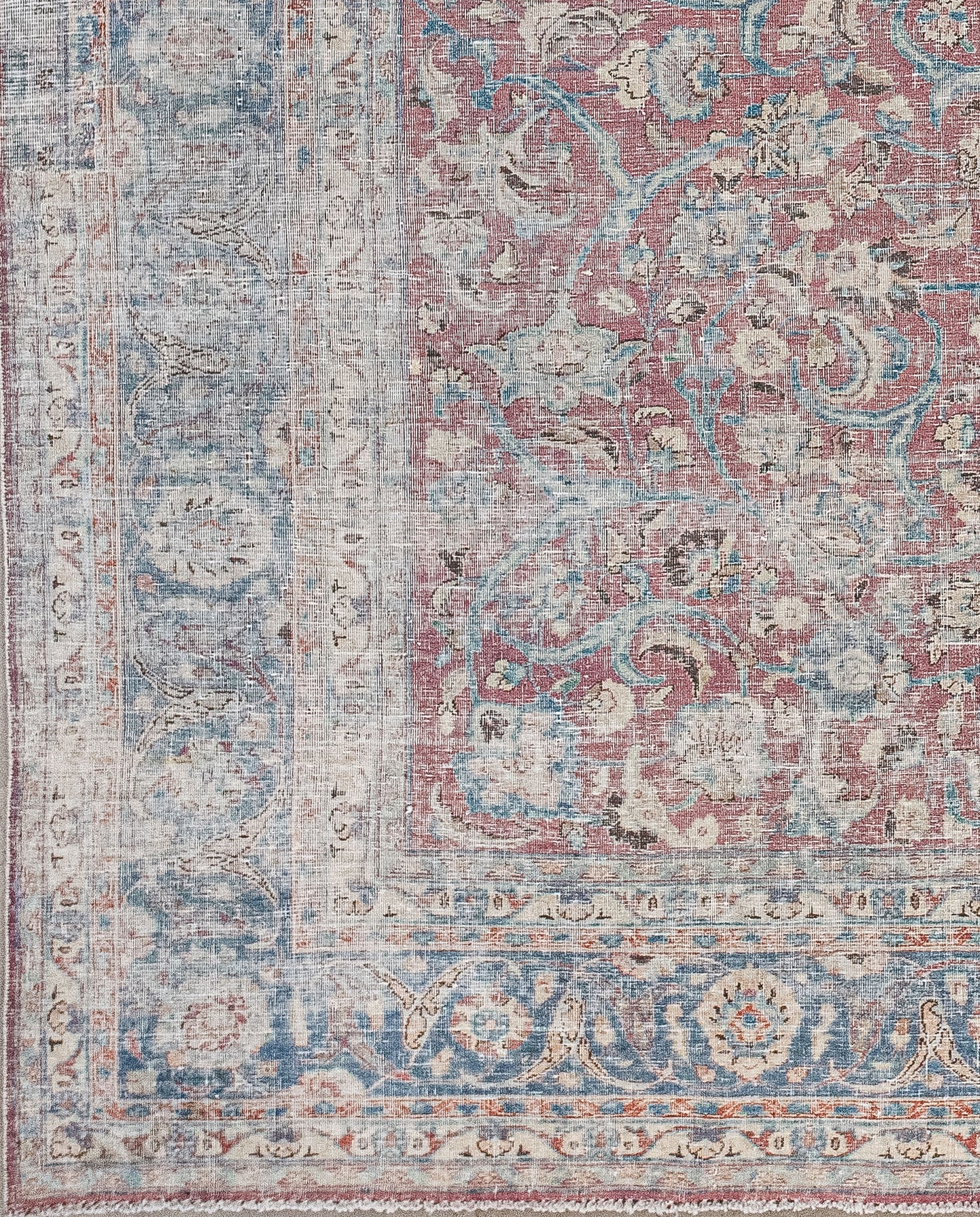 From any corner to the entire margin, there are several borders of different thicknesses, a very distinctive quality of the Vintage style.