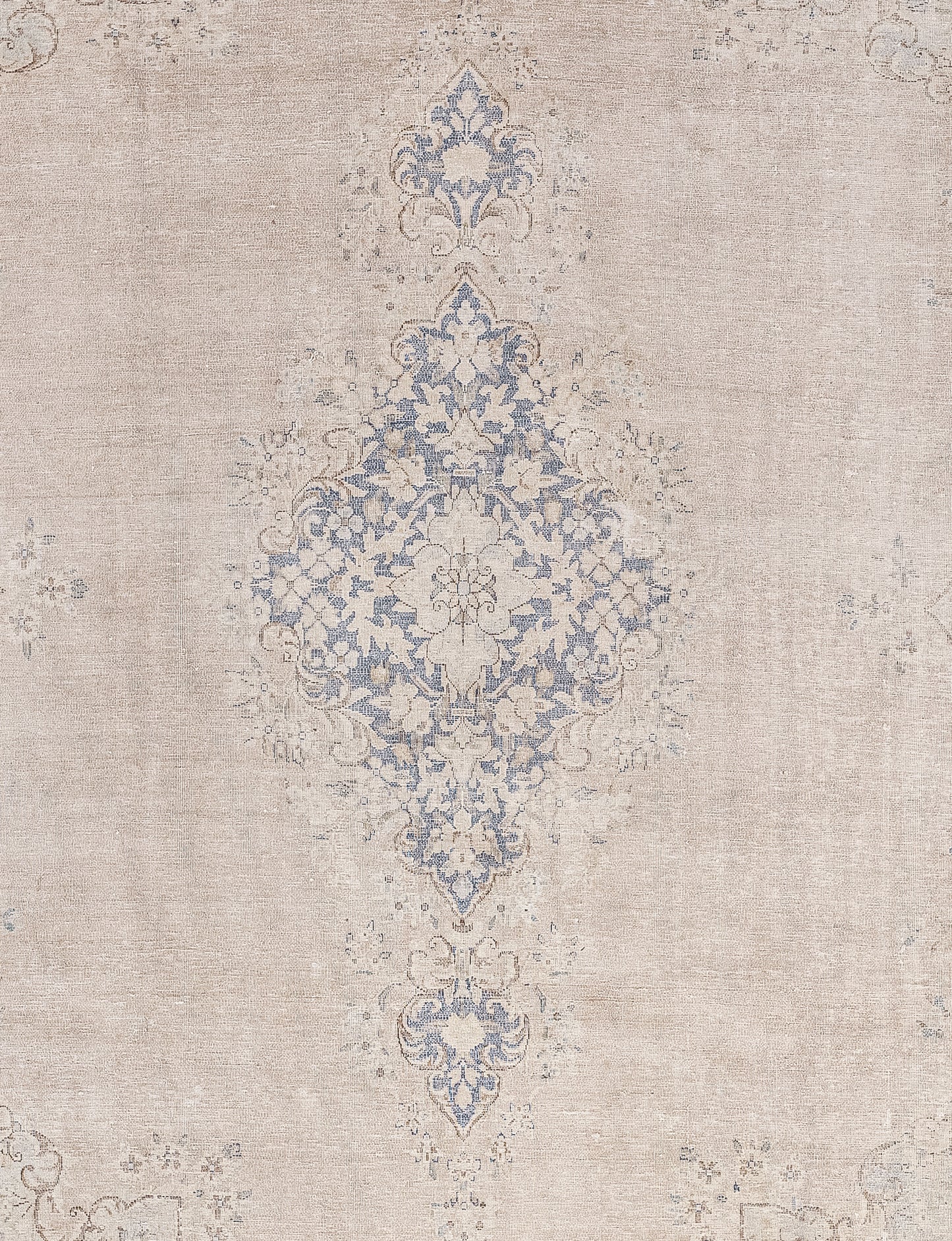 Finally, the central artwork is a diamond-shaped embellishment with two flying fleurs-de-lys at the top and bottom.