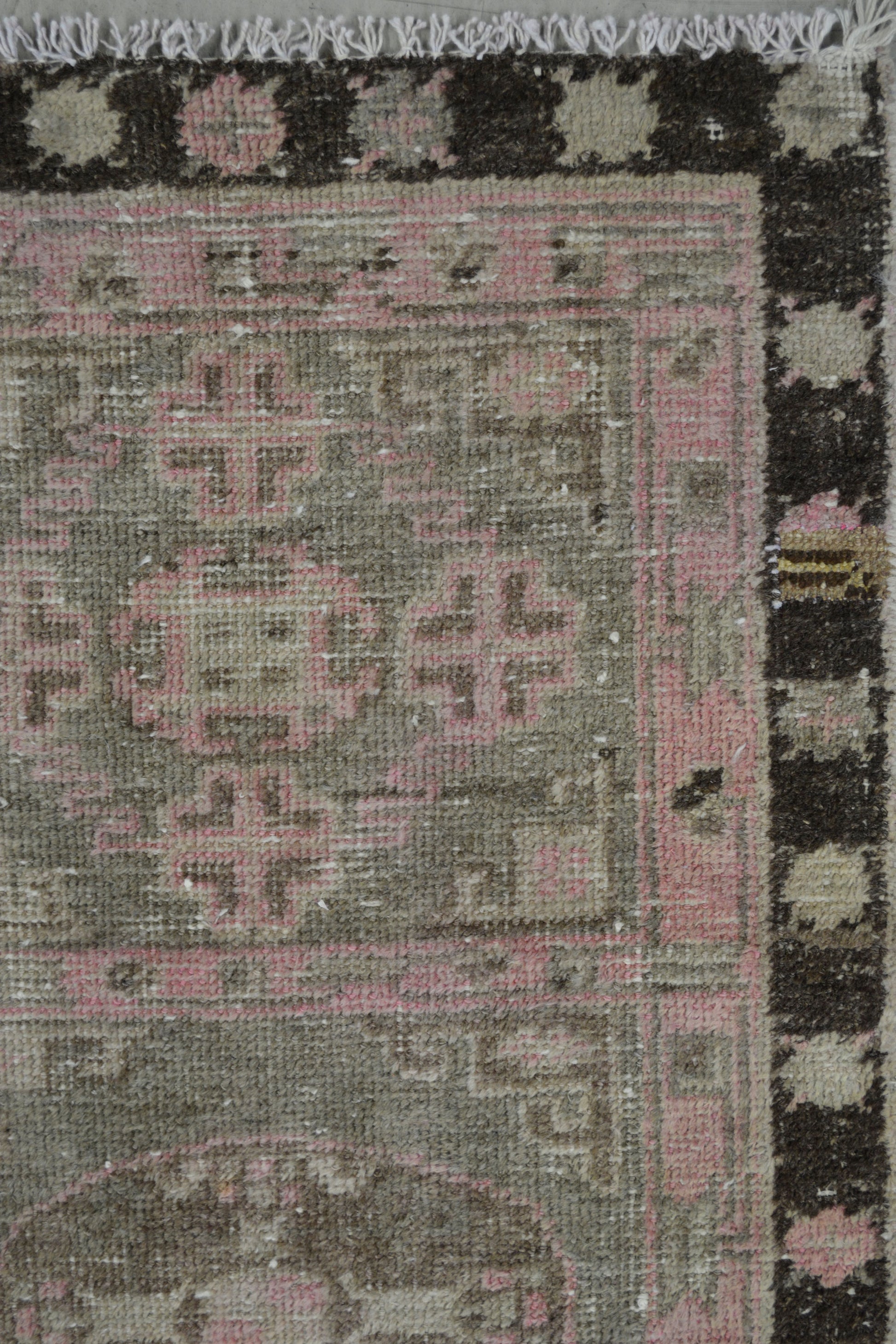 The top and bottom parts have fringes.