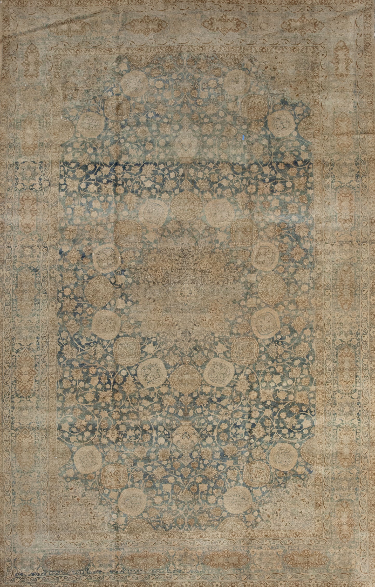Old-fashioned rug comes with the Antique style.