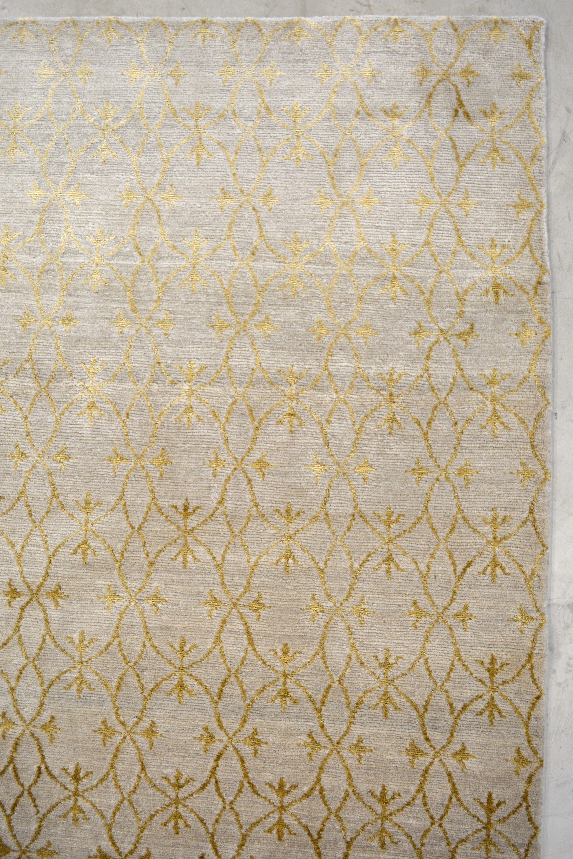 On the top right corner, there aren't frames for this modern carpet.