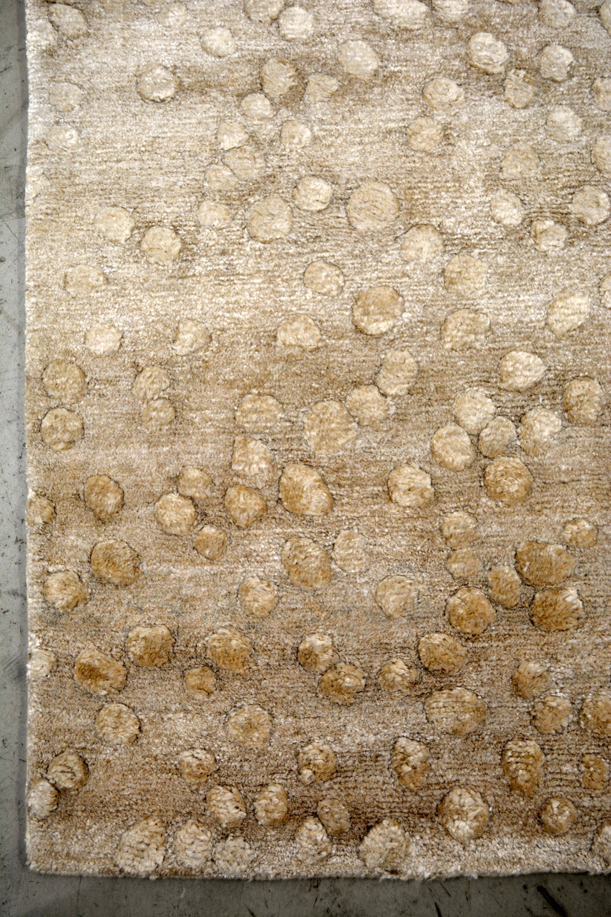 On the bottom left corner, the non-slip texture starts and there are not frames for this rug.