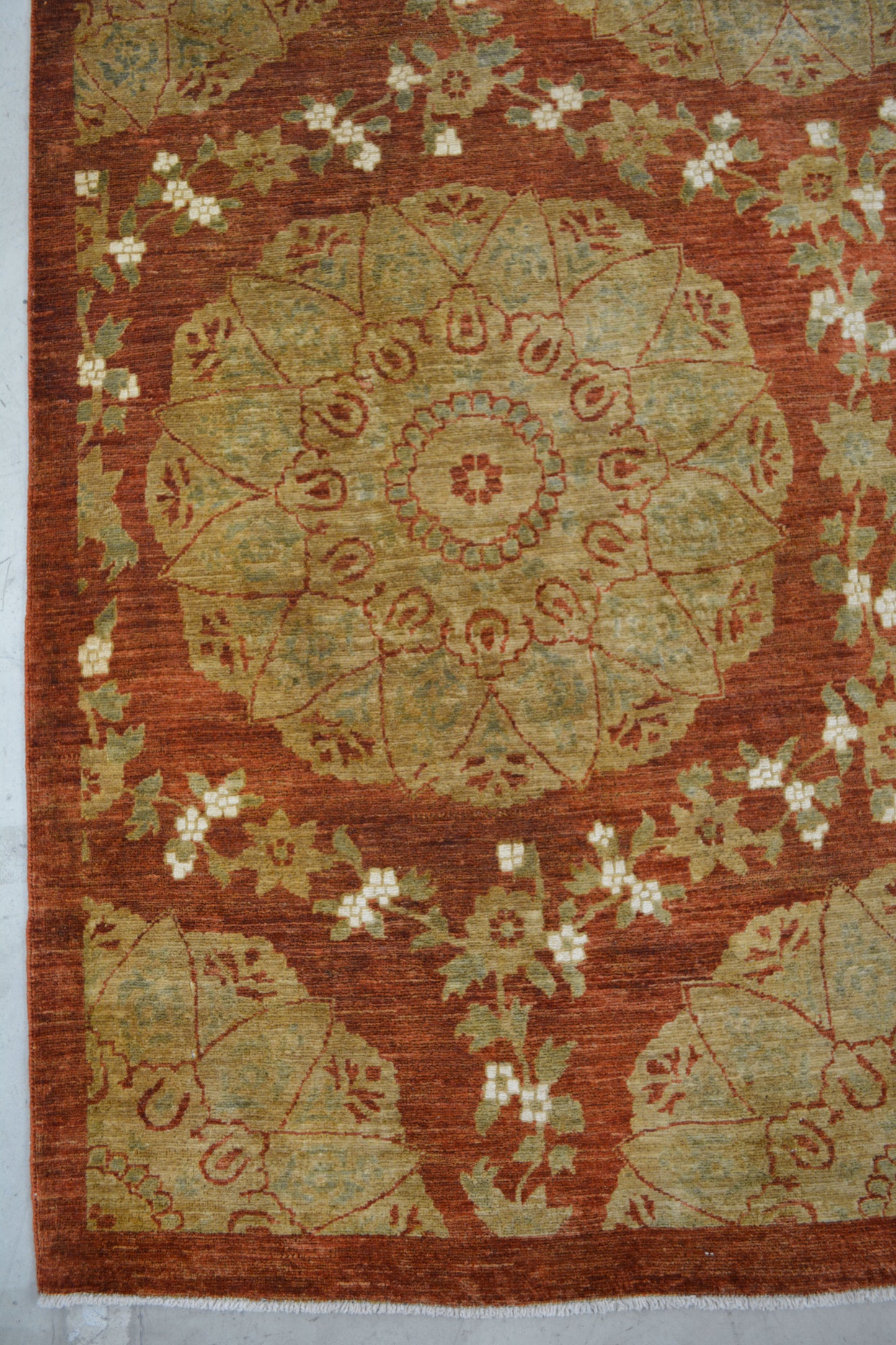 the artisan made a great color combination because there are gold and white colors in this carpet.