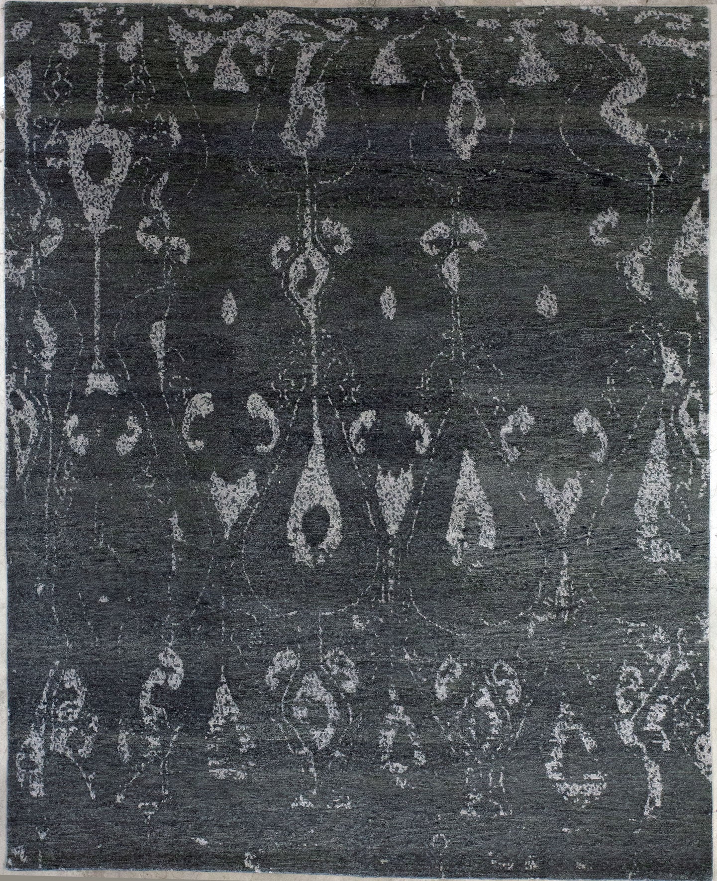 This seductive rug comes with the modern style. Also, this carpet has the mysterious vibe that you are looking for your room.