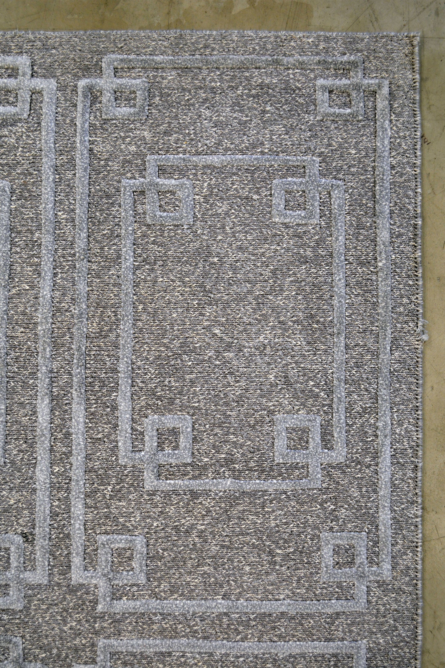 On the top right corner, there are no frames for this rug, but there is a thin border rendering the plain background.