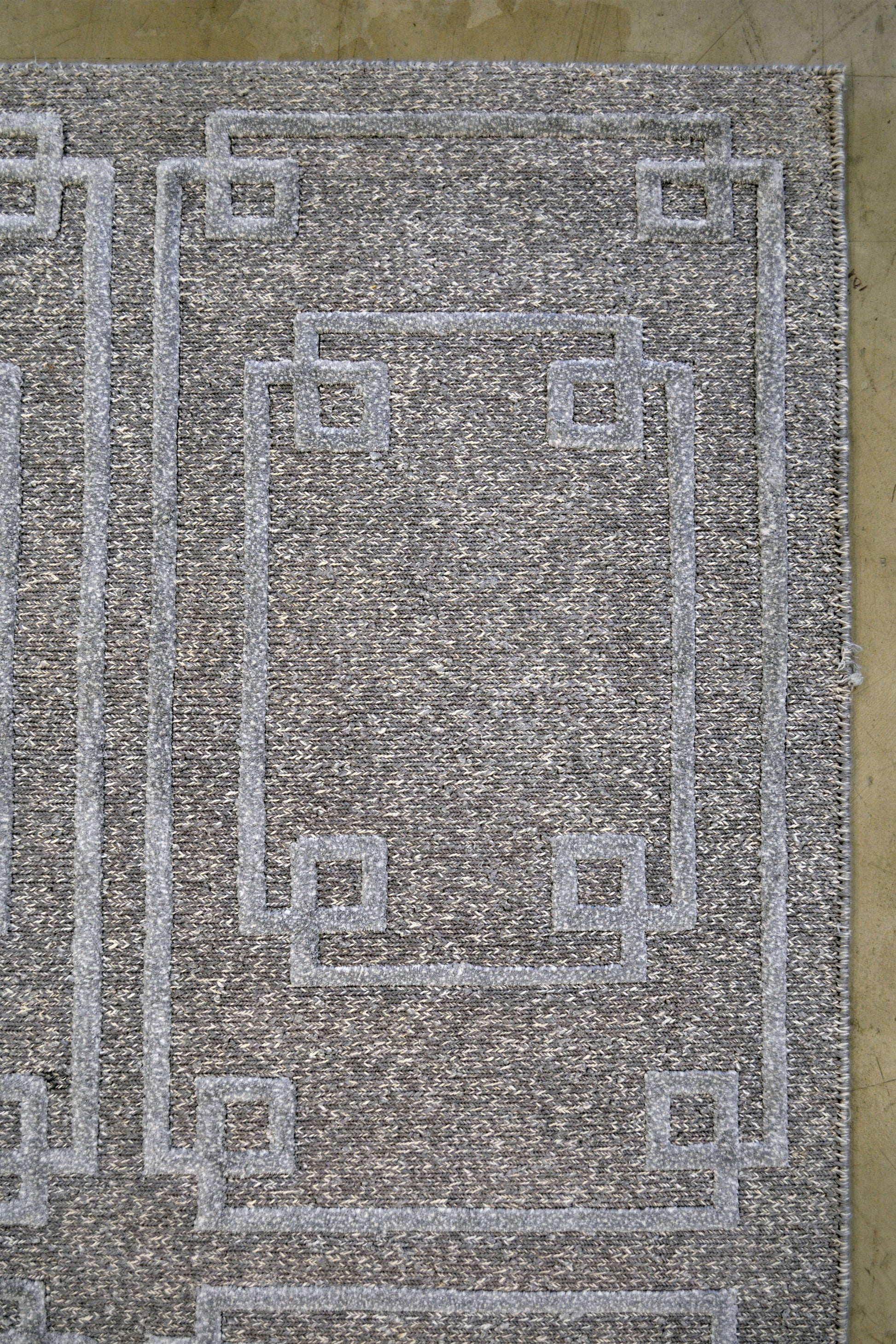 On the top right corner, there are no frames for this rug, but there is a thin border rendering the plain background.