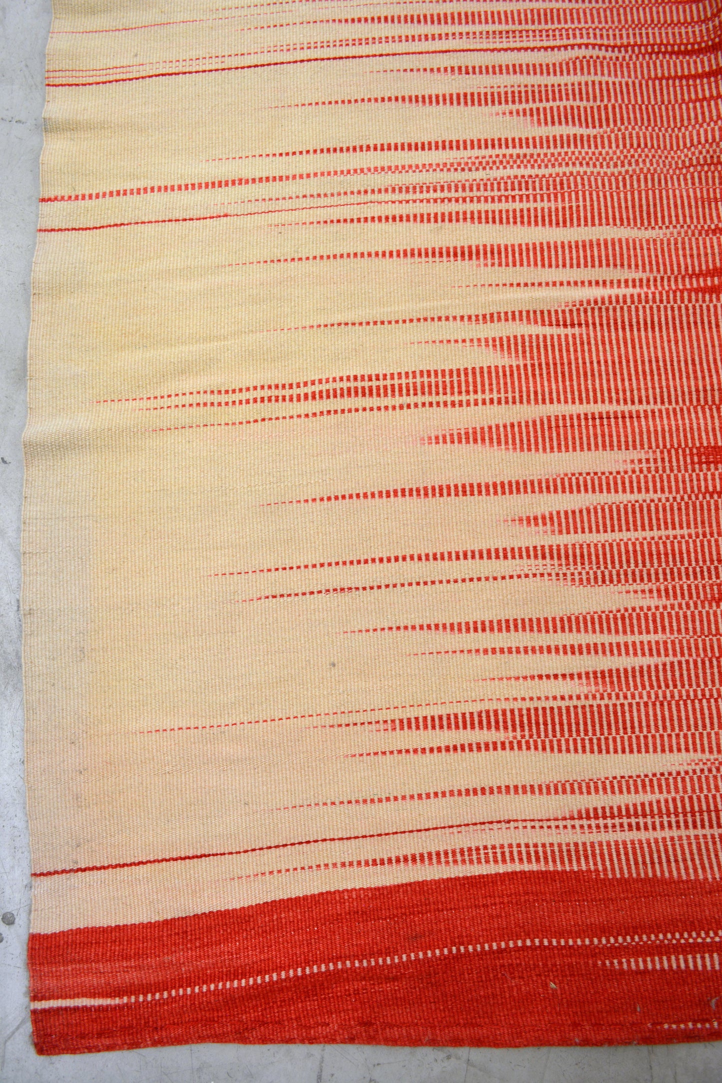 On the bottom left corner, the red frequency comes from the right over yellowish background.