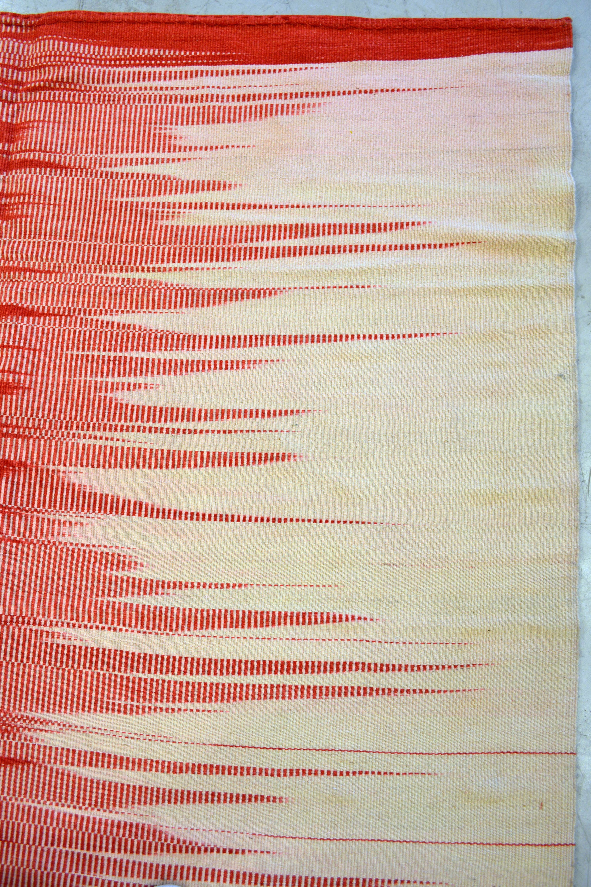 On the contrary, the top right corner displays the red frequency coming from the left.