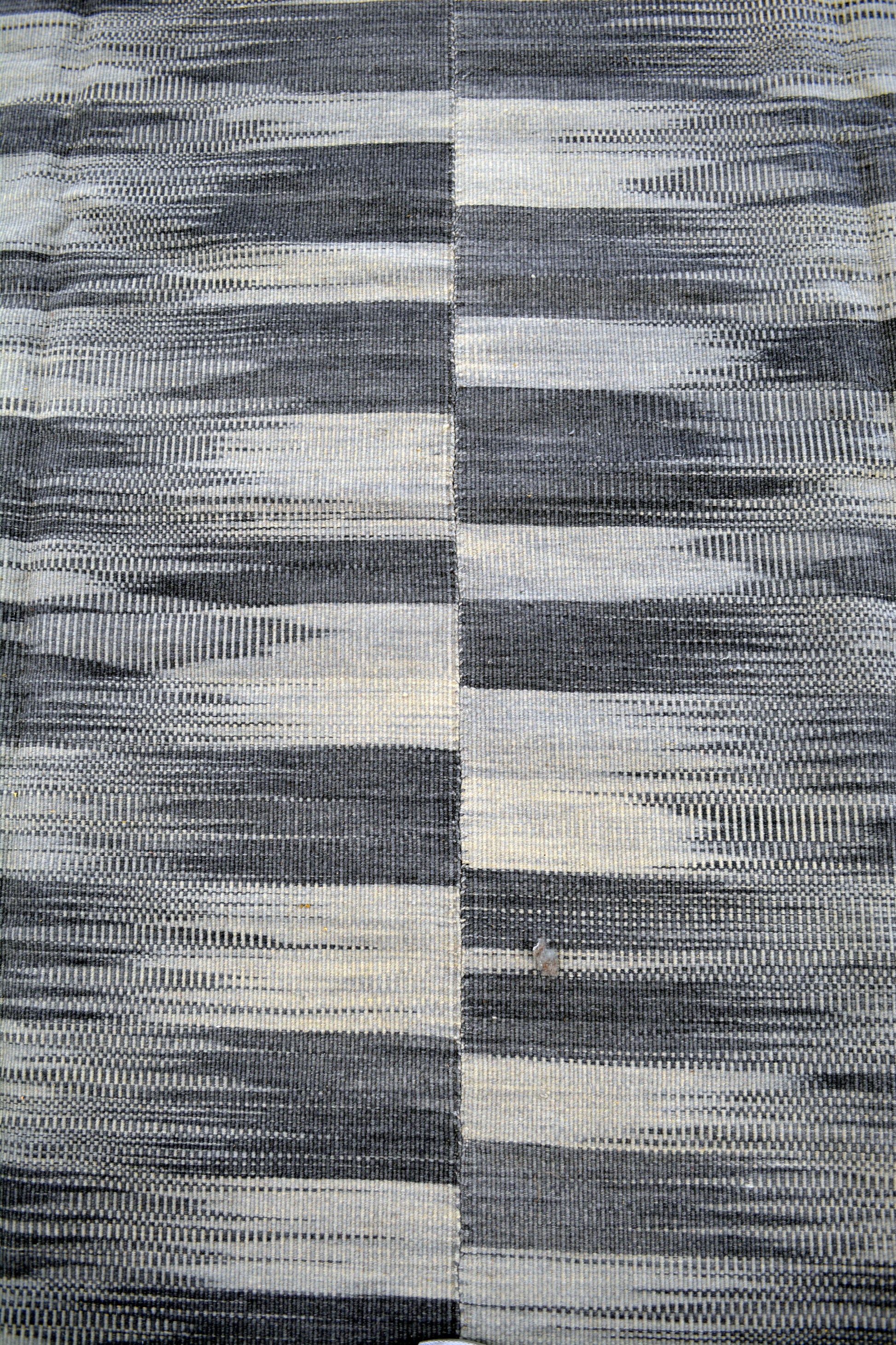 The design displays four columns which each one is knitted with white and black coming from the sides alternatively.