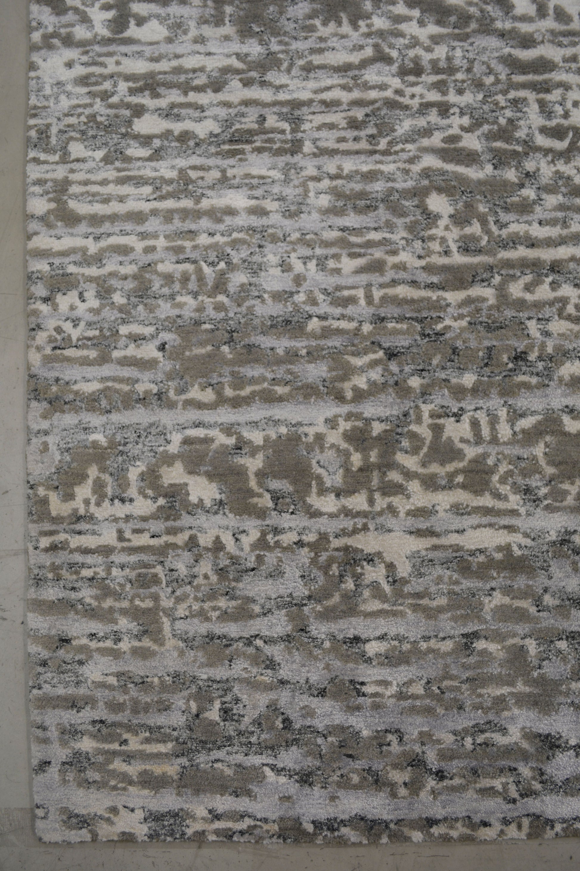 On the bottom left corner, there are no frames for this rug.