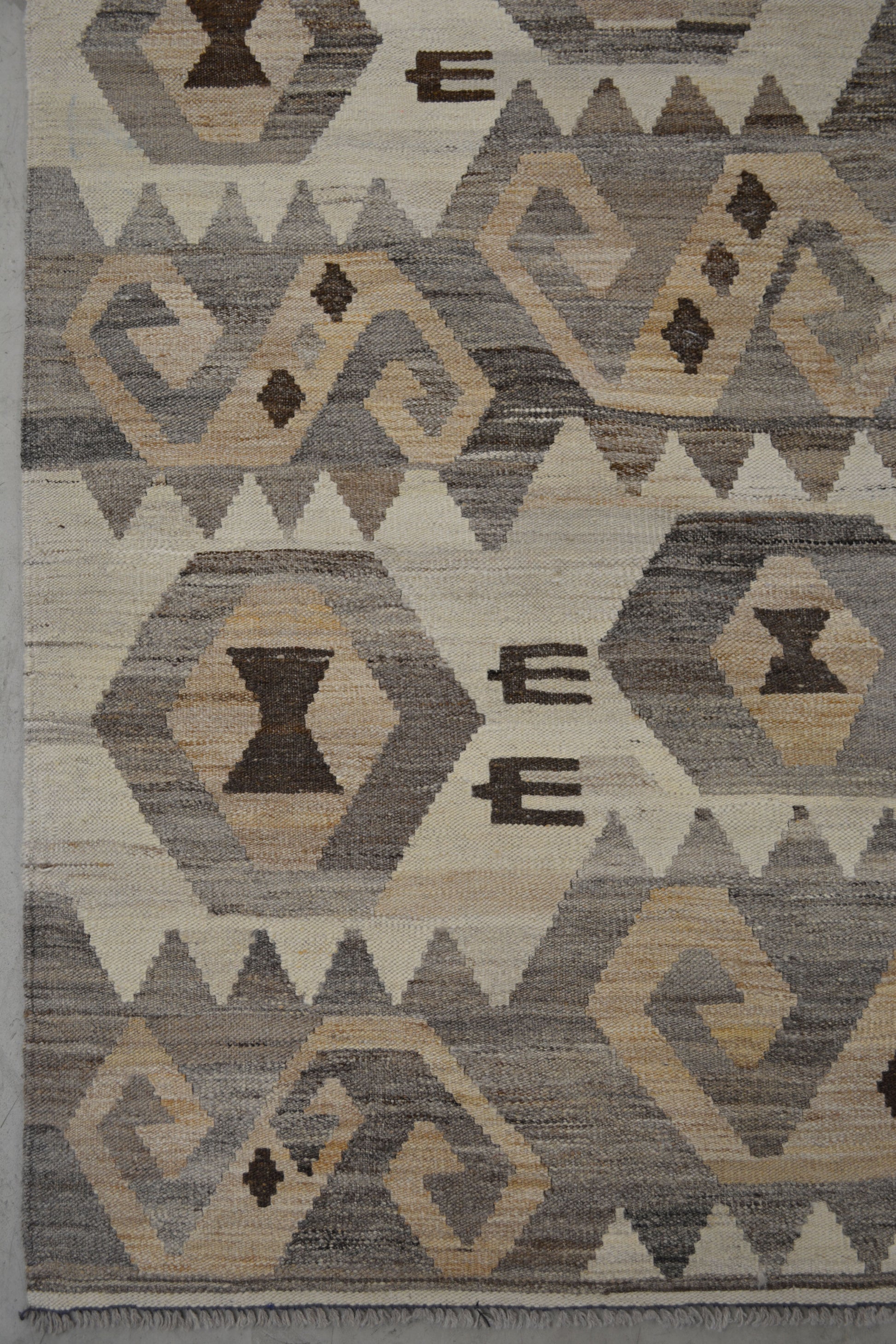 The color scheme shows beige, brown, and gray. The pattern renders hexagons which contain sand clock timers, and tridents around them.