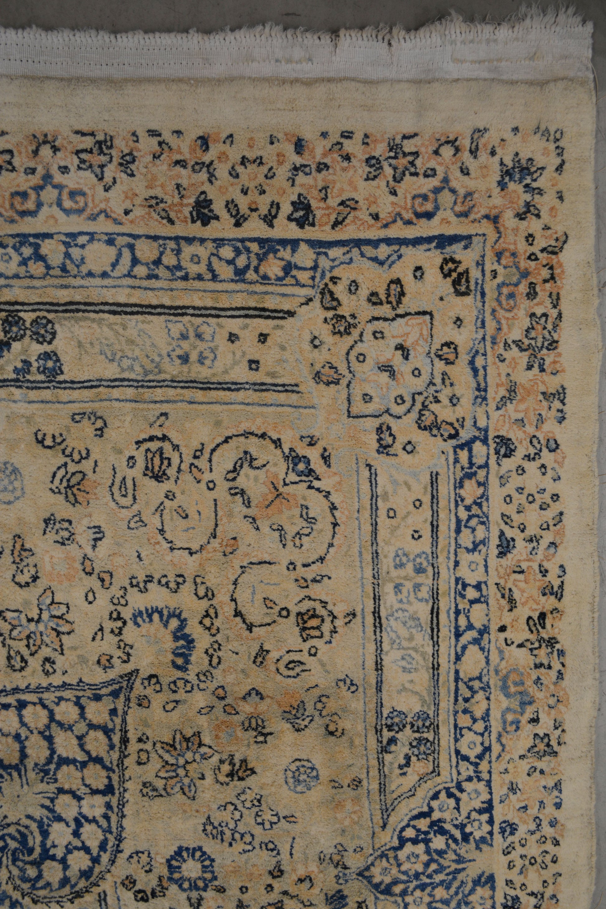 On the top right corner the leaves pattern renders the outline shape mostly with orange highlights.