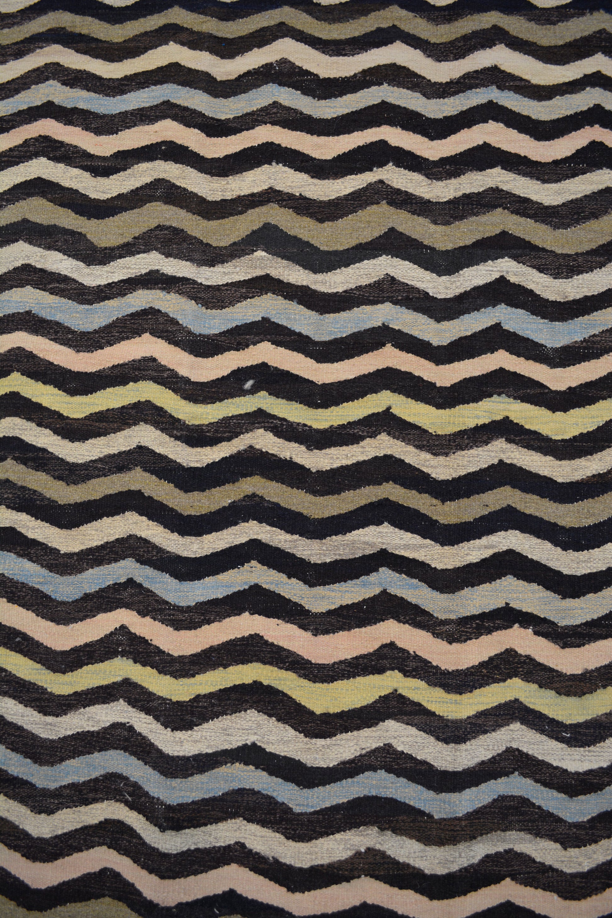 The pattern renders horizontally. In addition, the bottom and the top parts have fringes.