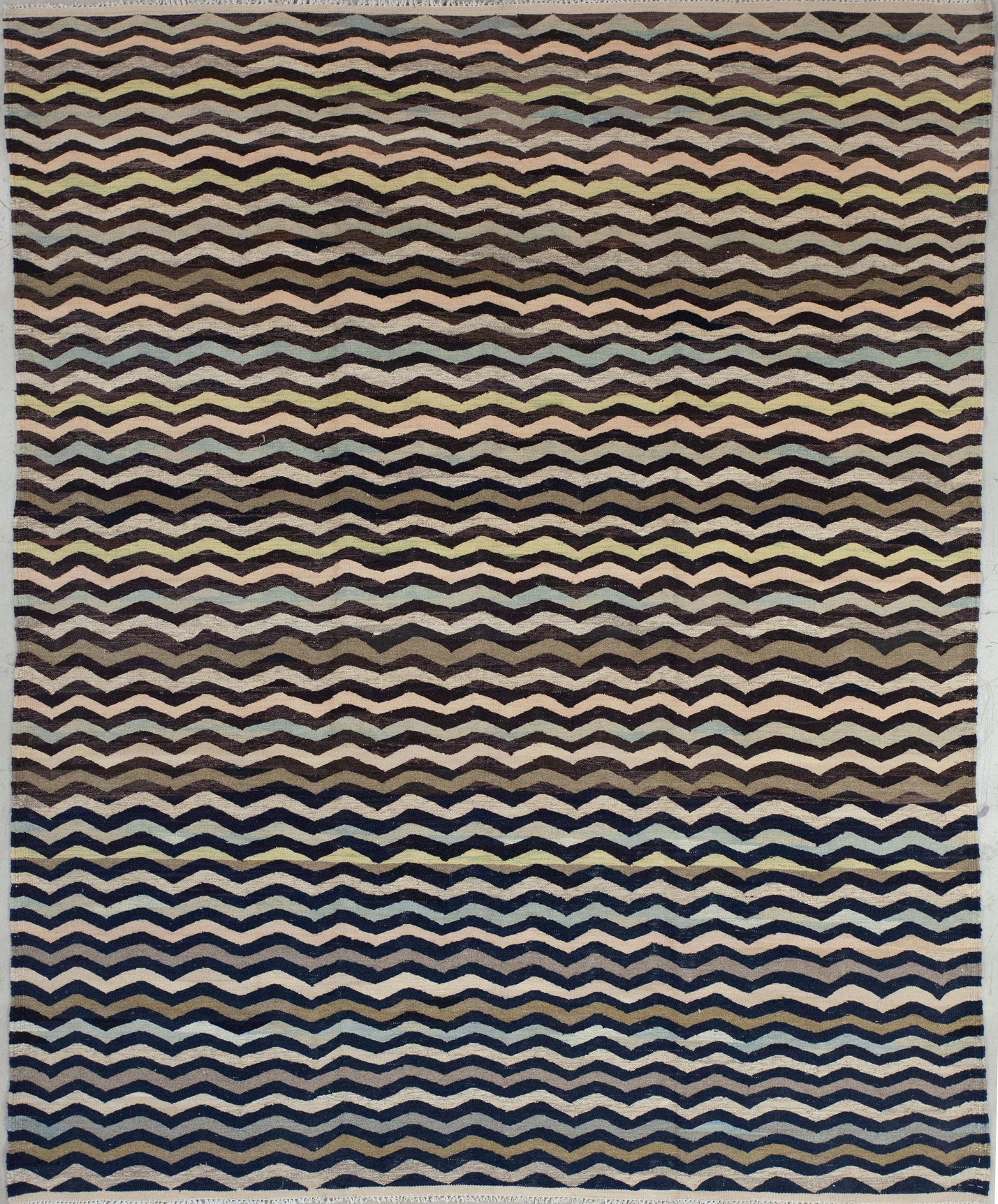 This rug comes with a zigzag wave pattern.