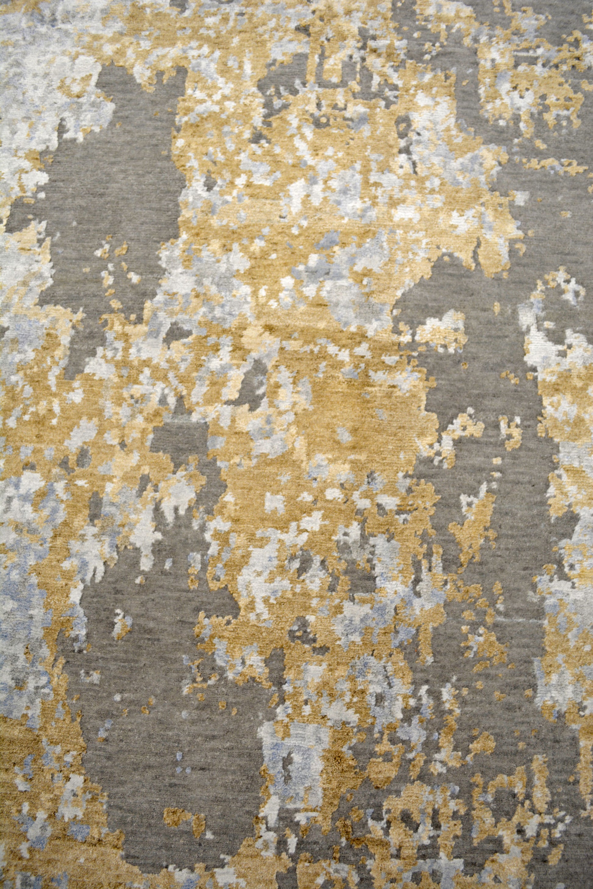 The center's close up renders gold spots mainly over the gray background.