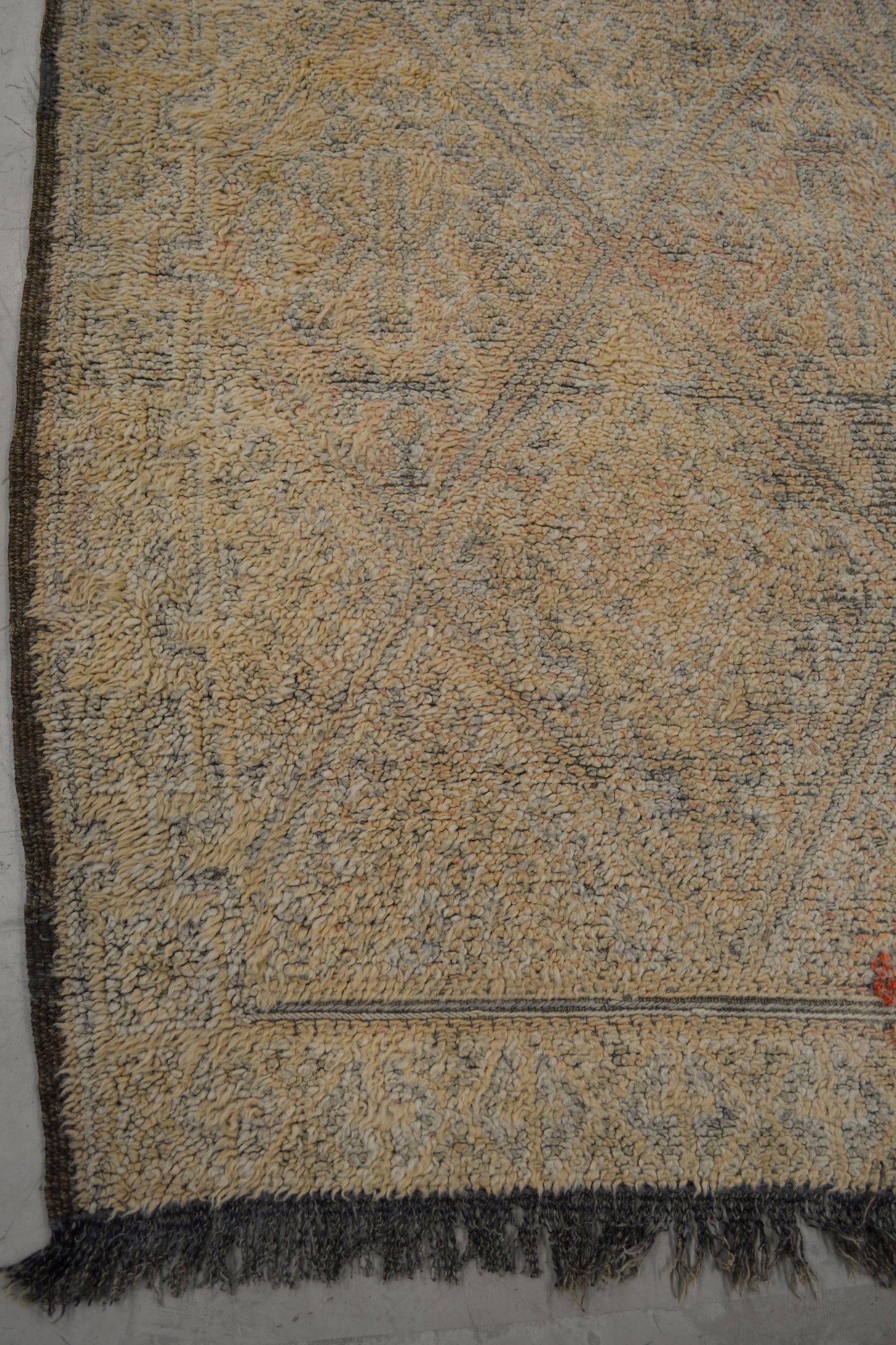 On the bottom left corner there is a frame with a cut diamonds pattern inside.