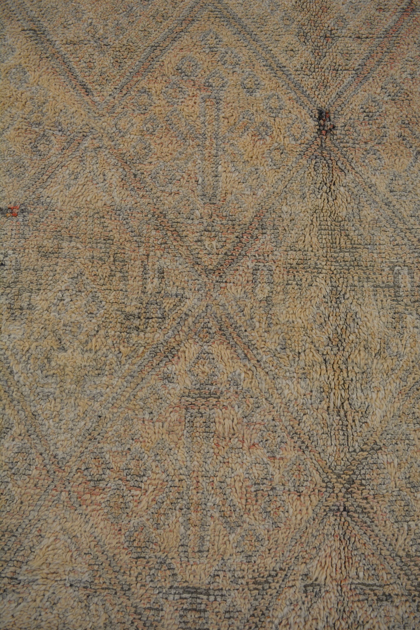 The center's close up renders a grid of rhombuses one next to each other with more small diamond shapes inside.