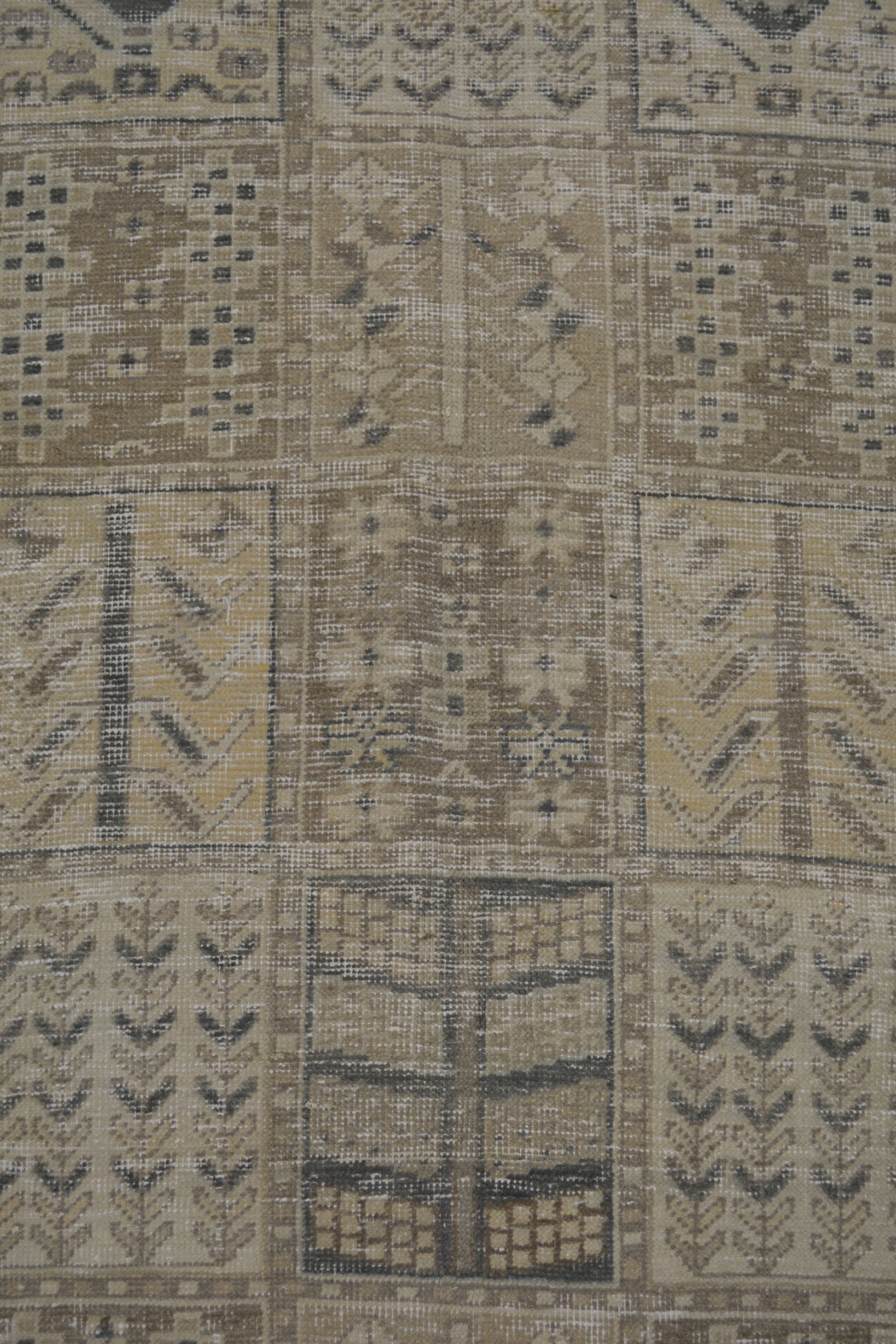 The center has a grid with forty squares with eight different pattern.