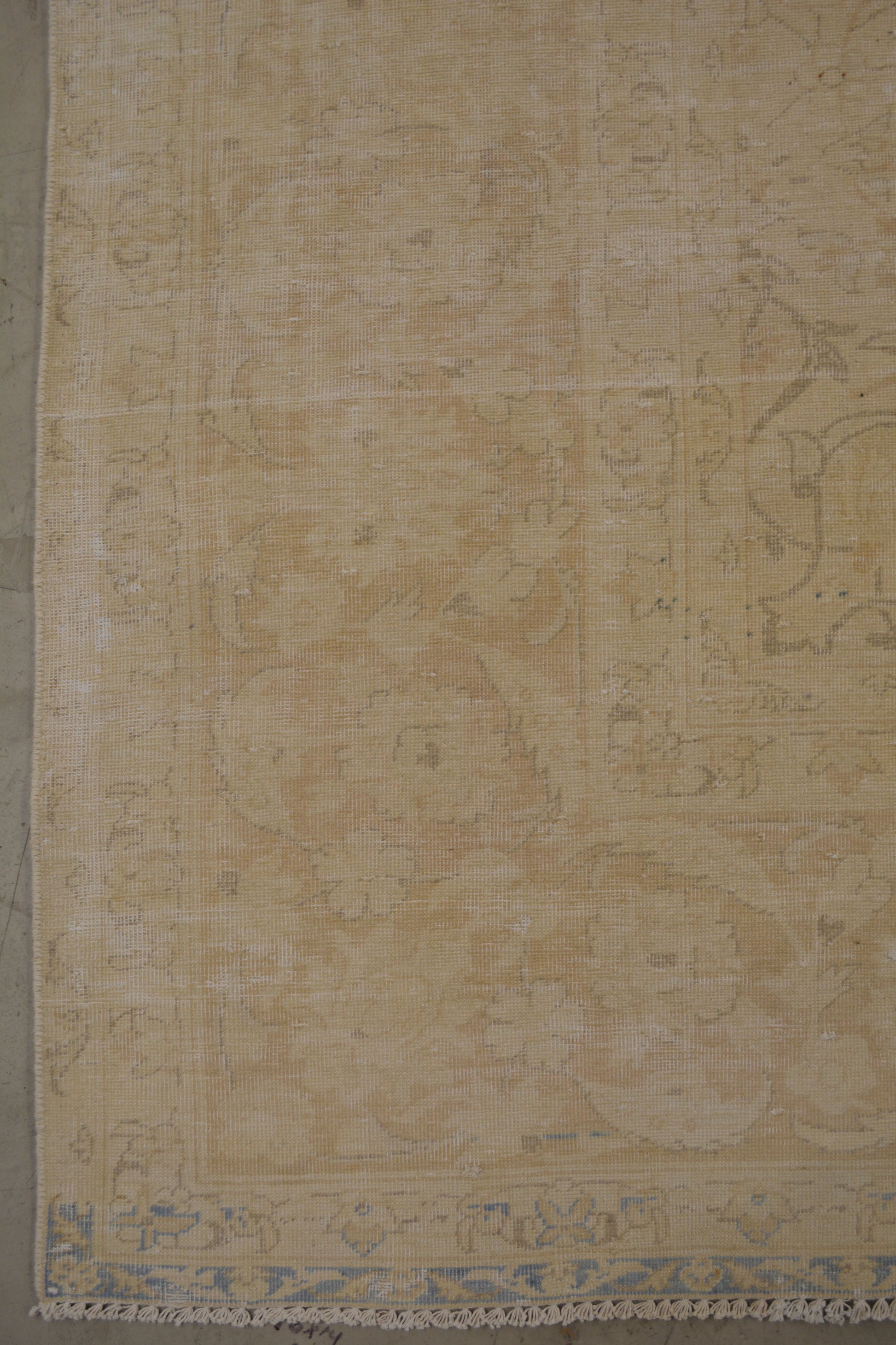 On the bottom left corner there are two thin borders with outline flowers.