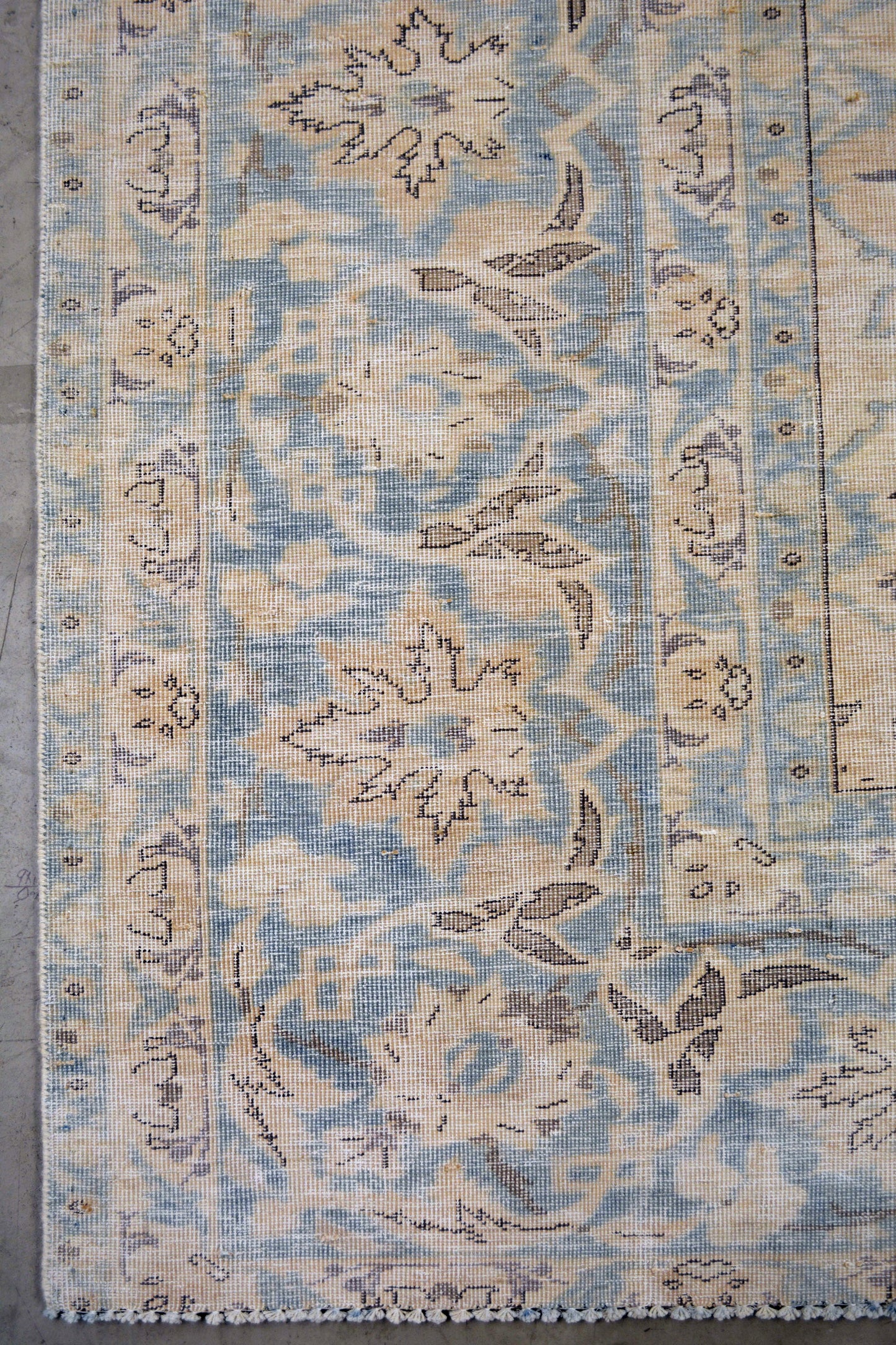 On the bottom left corner, there are four thin borders with a thicker frame in between them.