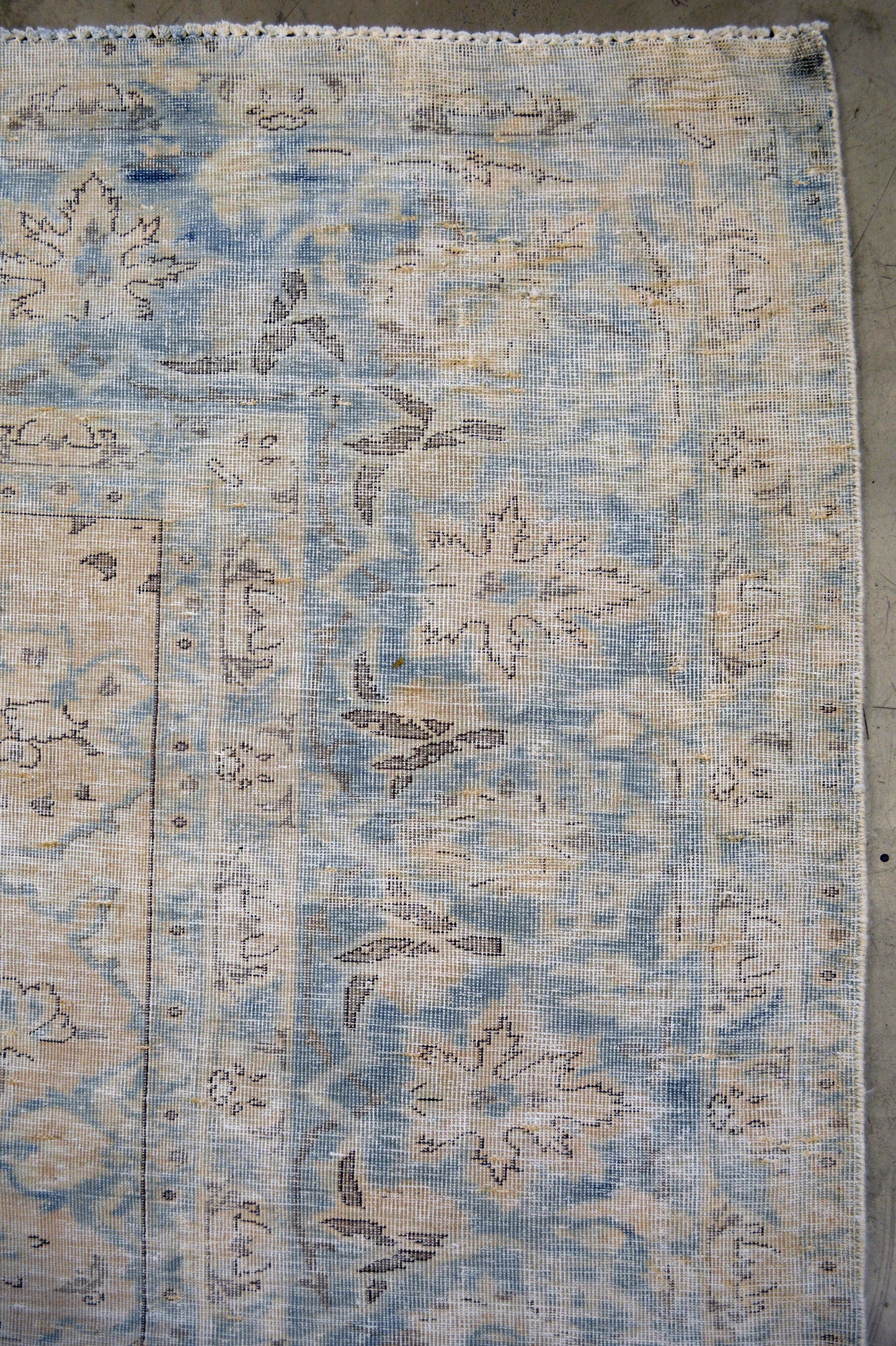 On the top right corner, the thicker frame displays with blue background and yellowish maple leaves.
