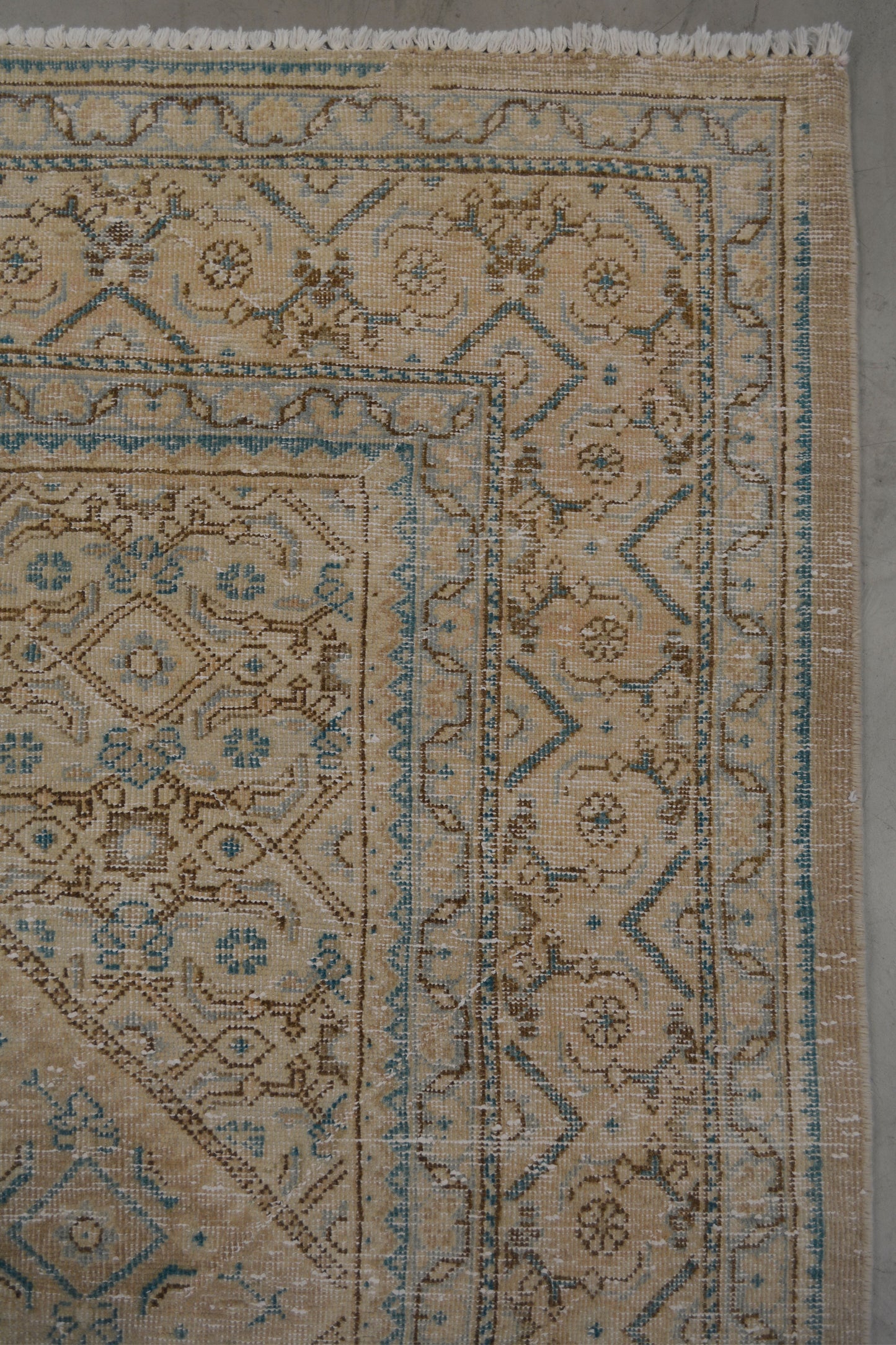 The rug's center renders a big rhomb which has small rhombuses inside.