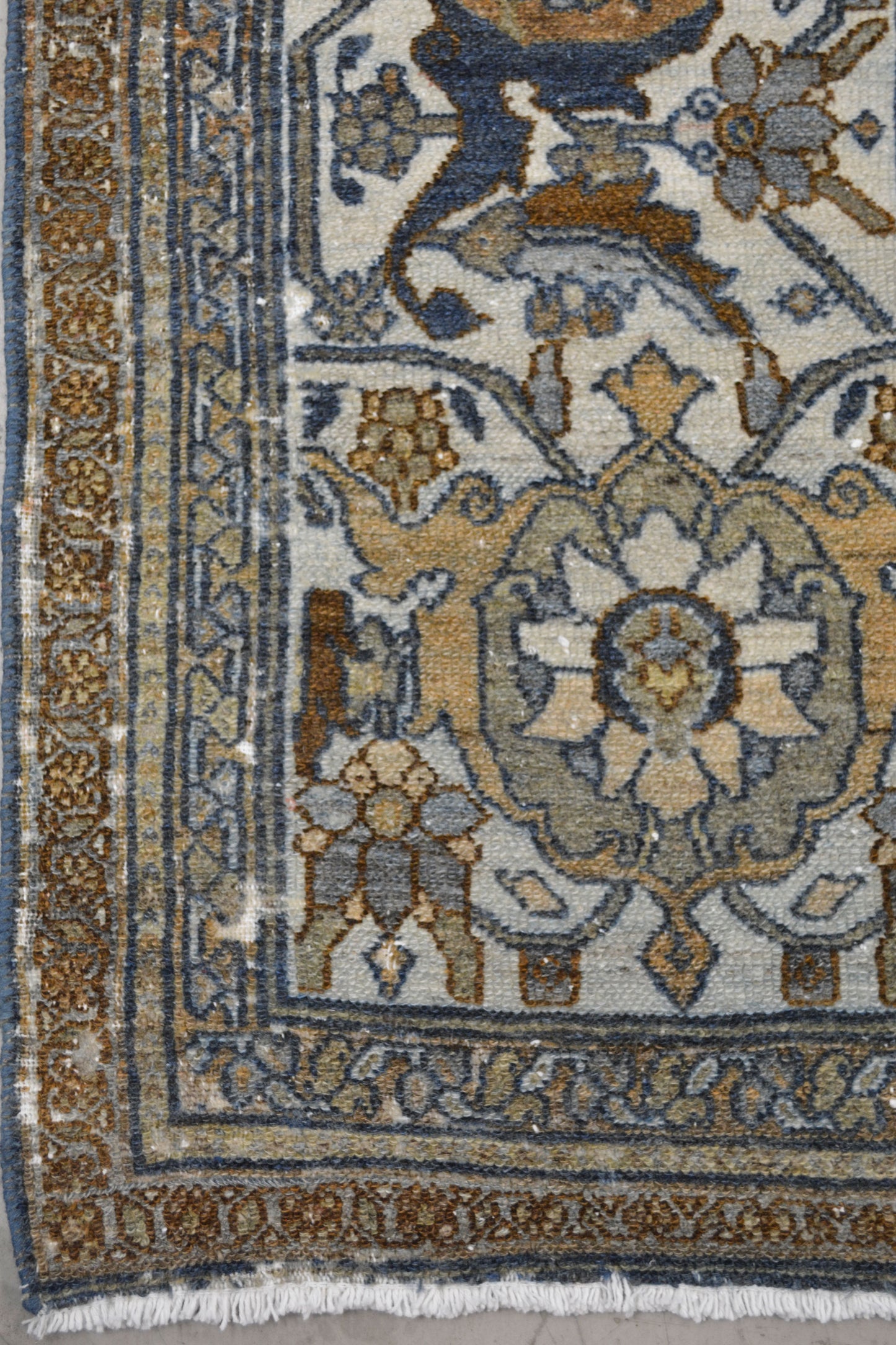 On the bottom left corner's there are two thin frames followed by a thicker one which has white background and a flowers pattern.