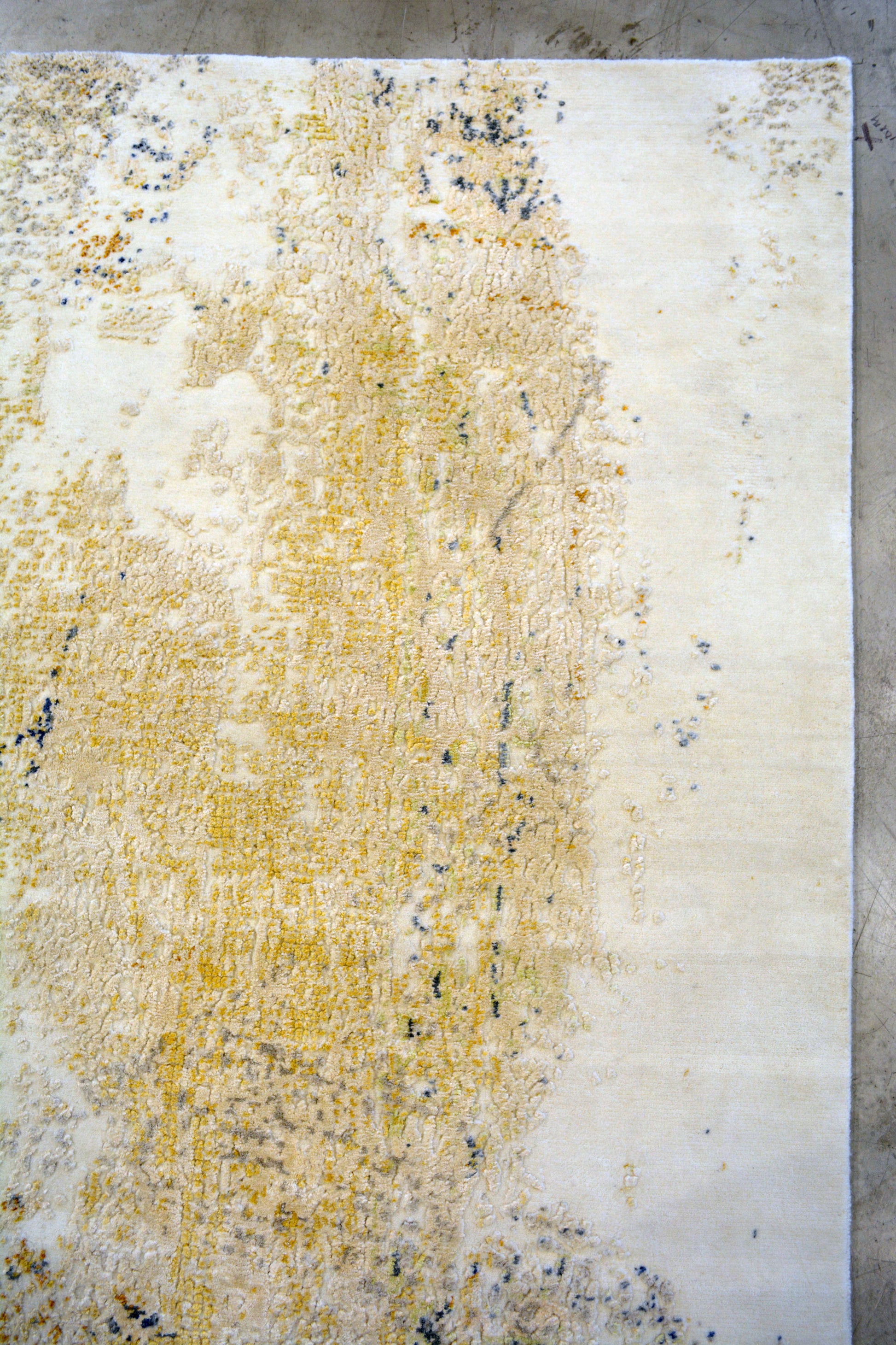 there aren't frames for this modern rug.