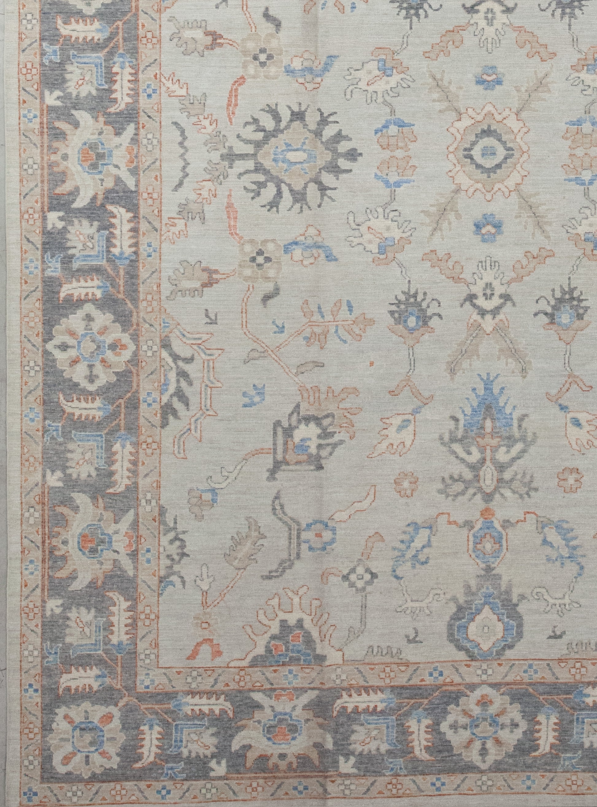 The contour renders thin borders which hold a thick frame in the middle.