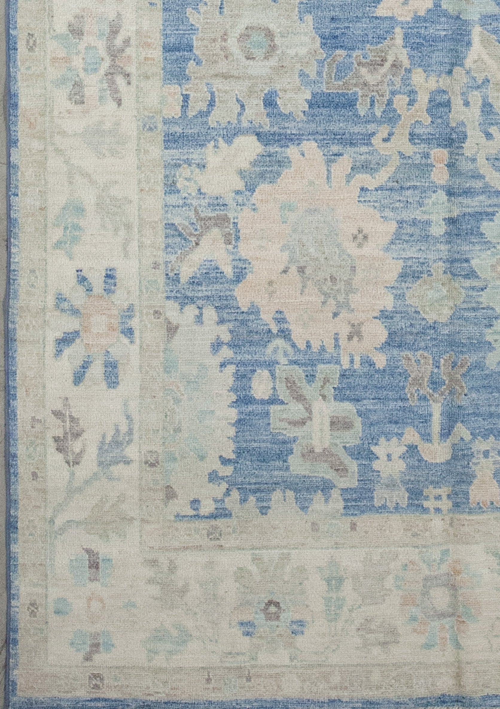 From the left bottom corner to all the contour, there are two thin borders which hold a thick frame in between.