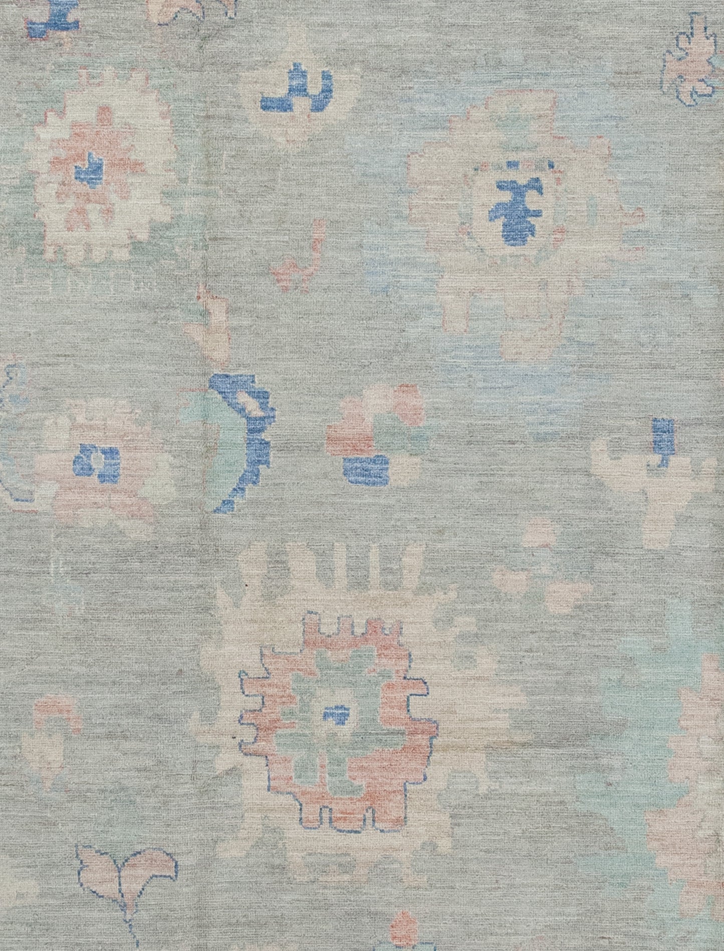 The center's close-up renders big flowers chaotically.