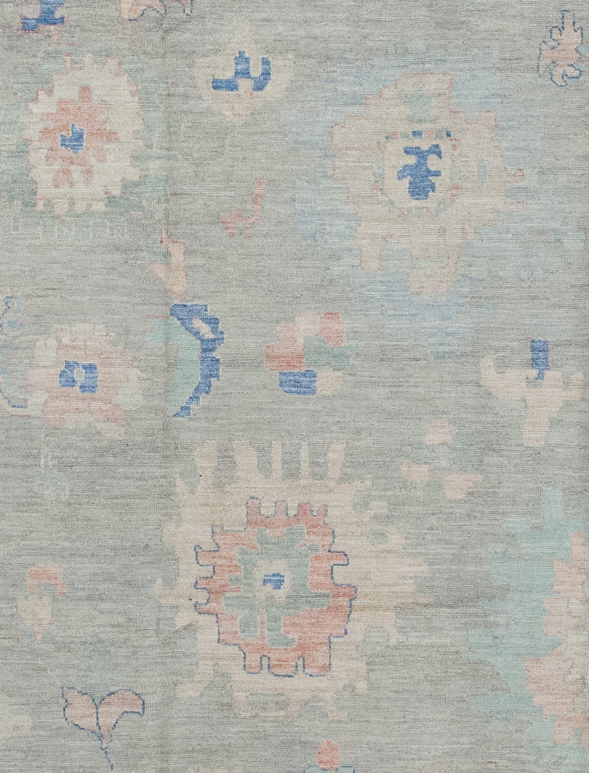 The center's close-up renders big flowers chaotically.