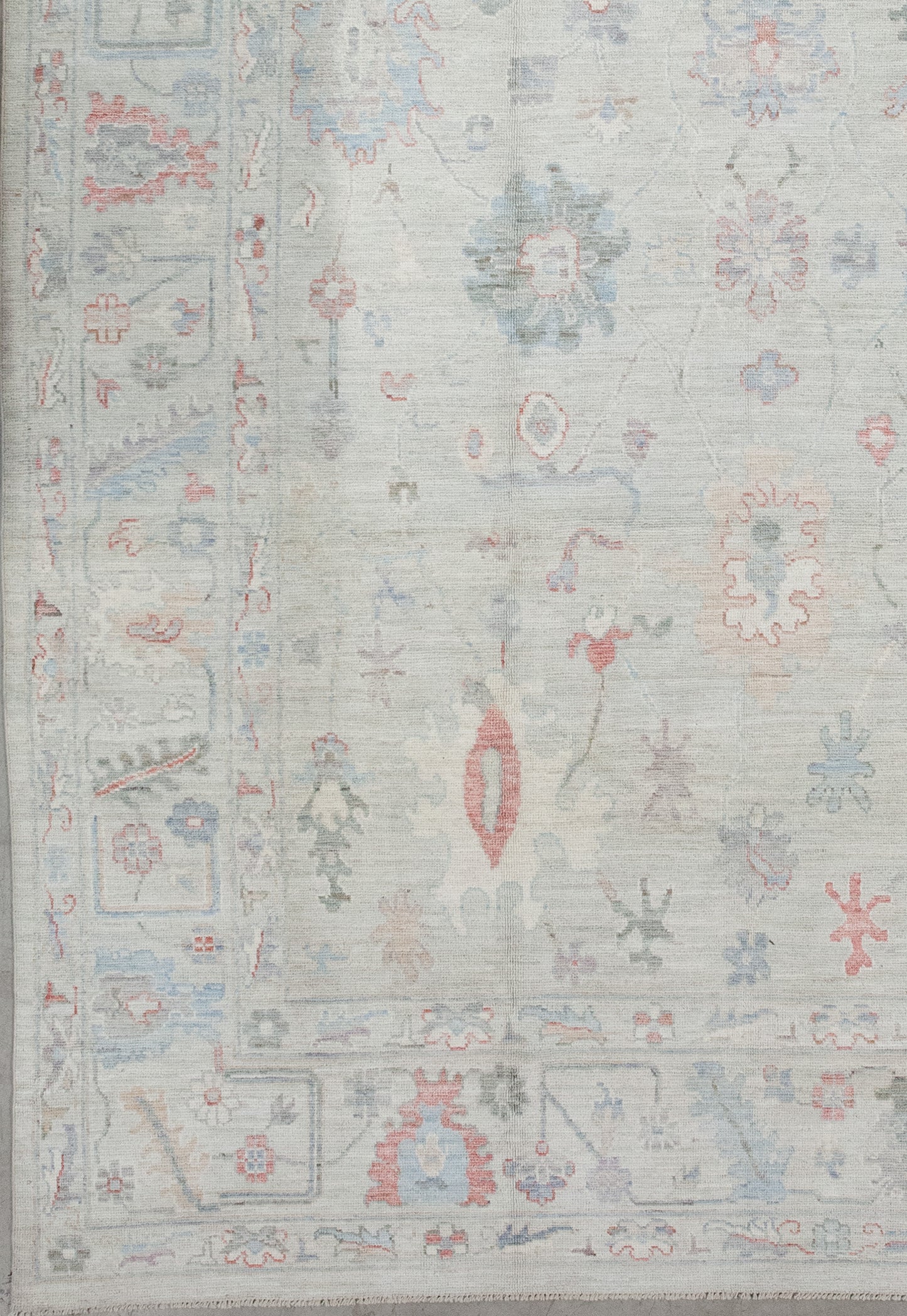 From the left bottom corner to every other corner, there are two thin borders which hold a thick frame in between.