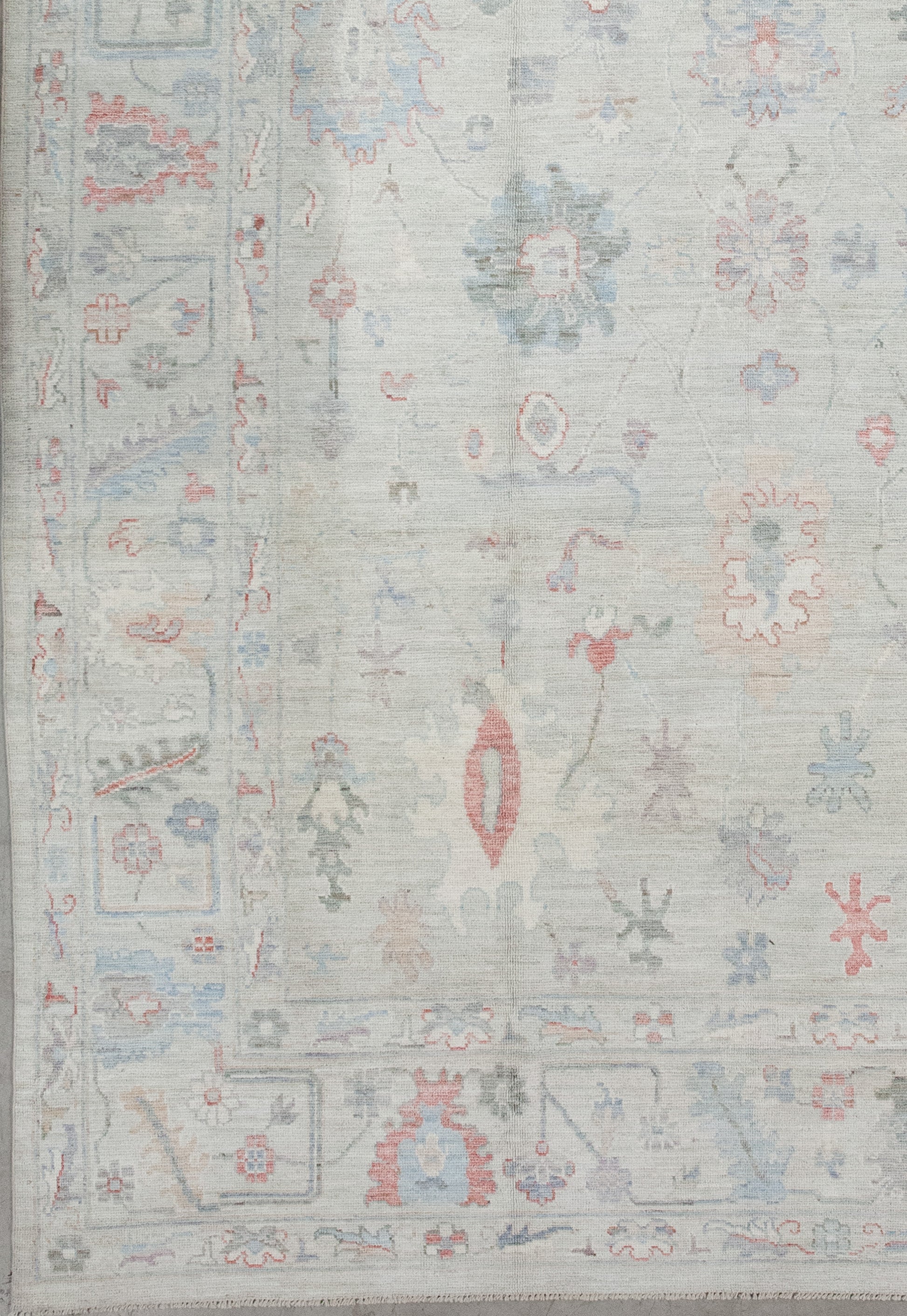 From the left bottom corner to every other corner, there are two thin borders which hold a thick frame in between.