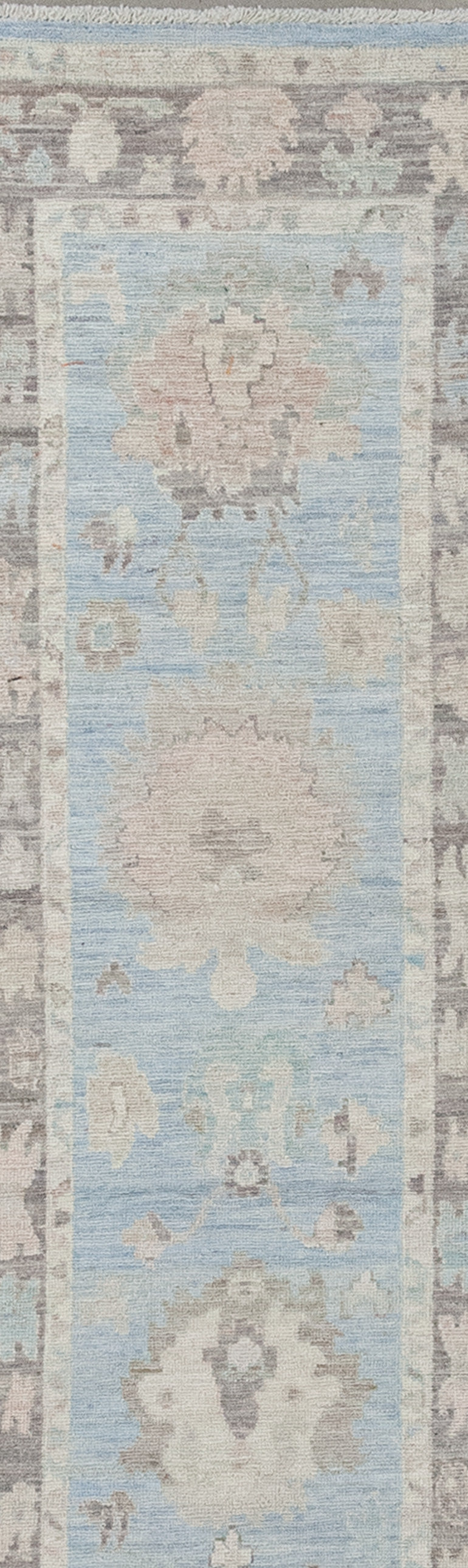 Additionally, the beige borders comes with a continuous ribbon pattern while the frame renders abstract burr oak leaves.
