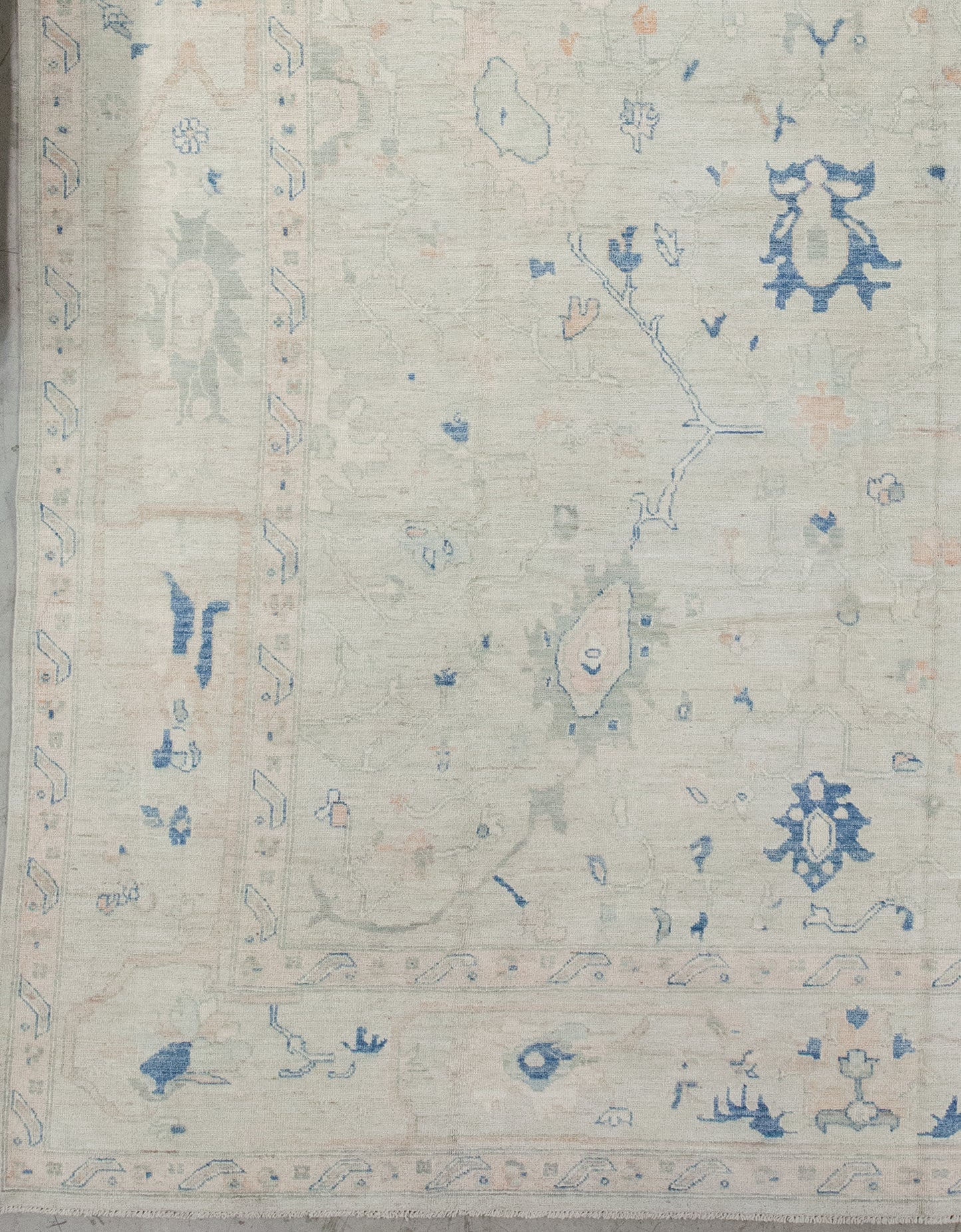 The design features abstract flowers over the whole carpet. From the lower corner to the entire perimeter, there are two thin borders holding a thick frame in between.