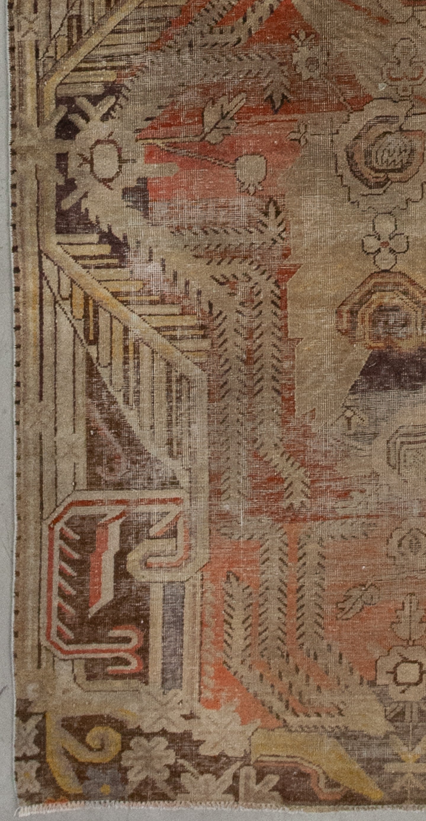 From the bottom left corner to the rest of the edges, the design renders an abstraction of corinthian columns which are distinguished by a decorative, bell-shaped capital with volutes, acanthus leaves and an elaborate cornice.